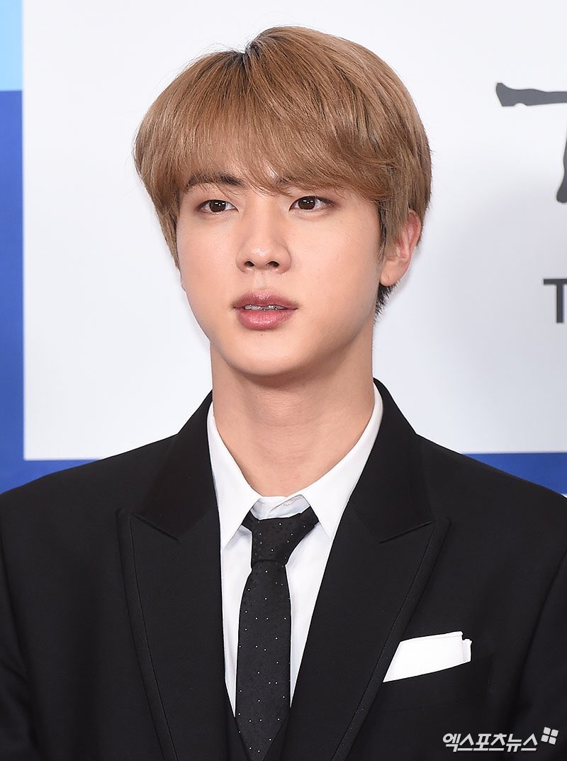 [#JinUpdate] A Kmedia article about #JIN on the Edaily Culture Awards red carpet with the title 'Visual that brings out exclaims'.

Like, comment &amp; recommend! 👍💬
📰m.entertain.naver.com/read?oid=311&a…

#진 #김석진 #BTS <a href="/BTS_twt/">방탄소년단</a>