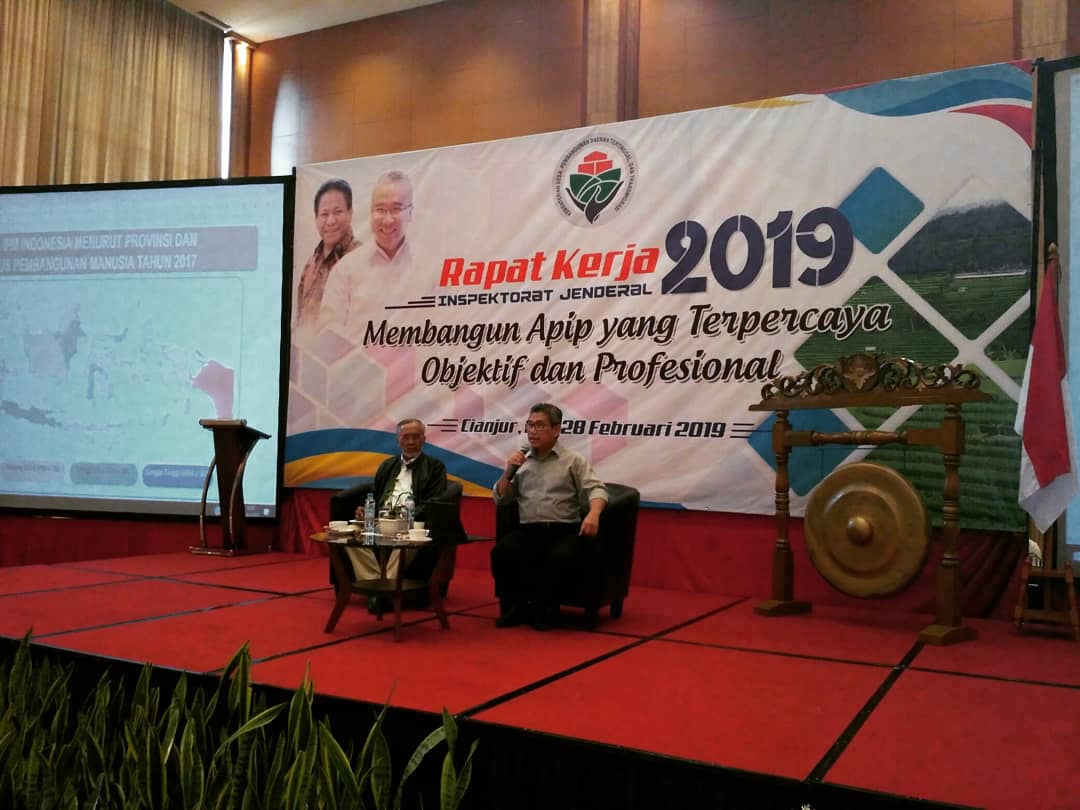 Itjen_Kemendes's tweet photo. Dir. PLP Bid. Polsoskam BPKP Iwan Taufiq Purwanto &amp; Staf Ahli Bidang Pengembangan Wilayah Kemendesa PDTT Conrad Hendarto menjadi Narasumber, dimoderatori Auditor Utama Itjen Kemendesa PDTT HP Banjarnahor &amp; NH Harry Susanto pd Rapat Kerja Itjen 2019 (26/2/19) #SalamApik #ItjenTop https://t.co/5YZUDw7LuI