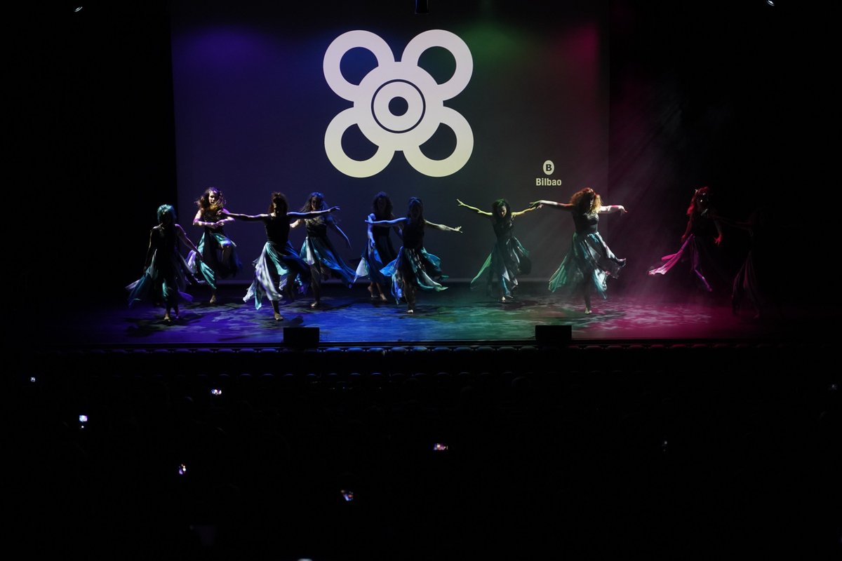 🅱️🏅<a href="/JuanMariAburto/">Juan Mari Aburto</a> Alkateak iaz negozioak abiarazi zituzten pertsonei eskerrak eman zizkien <a href="/AzkunaZentroa/">Azkuna Zentroa - Alhóndiga Bilbao</a>'n antolatu den "Bilbao Ekinean Galan". Hain zuzen ere, hiriaren ekonomia dinamizatzeko egindako ahalegin eta ekarpenagatik jaso zuten aitorpena 🔗 ow.ly/yXkR30nQ0Bq