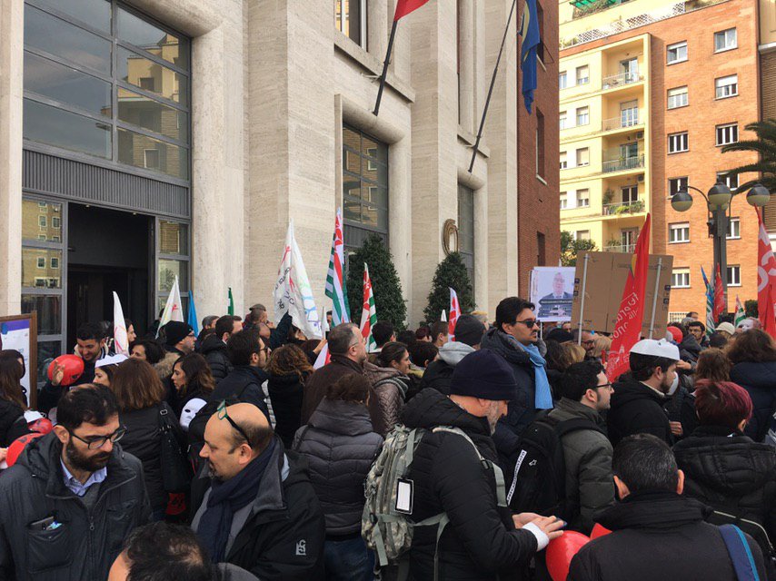 Siamo qua davanti a <a href="/StampaCnr/">Stampa Cnr</a> per gridare con forza il nostro diritto alla stabilizzazione! CNR deve usare tuttee risorse vincolate alle assunzioni senza ulteriori tentennamenti. Ogni giorno di ritardo un precario va a casa. <a href="/Tg3web/">Tg3</a> <a href="/mariannamadia/">Marianna Madia</a> <a href="/lofioramonti/">Lorenzo Fioramonti</a> <a href="/bussetti_marco/">Marco Bussetti</a>