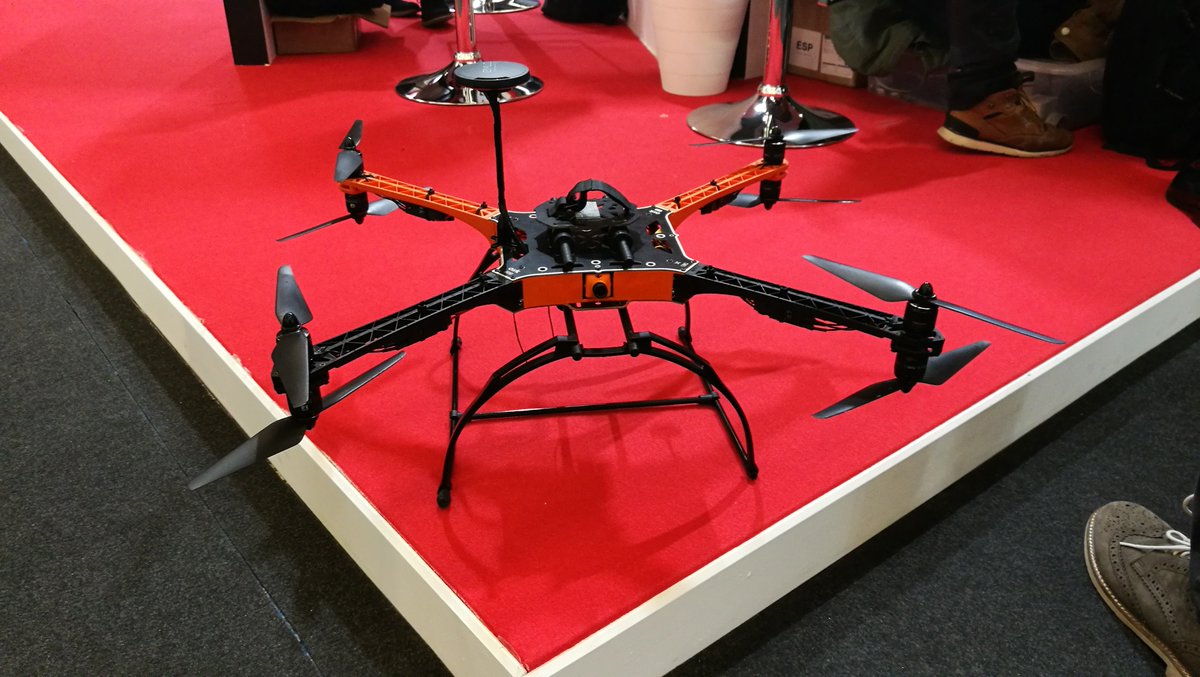 CataloniaDrones's tweet photo. .@AirkDrones mostren la seva línia educativa amb un #dron de terra, eina per aprendre electrònica i motivar els alumnes. També la línia industrial, amb un sistema d'accessoris i sensors per a #drons modular i fàcilment intercanviable, demostrat amb un cas d'ús d'emergències. https://t.co/OS4QbiAGFQ