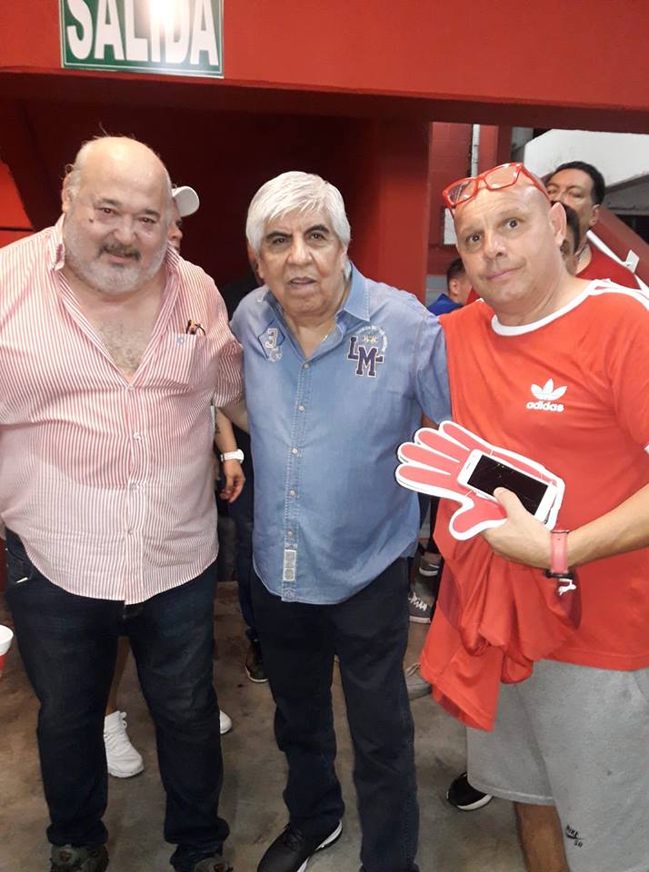 Con el Presidente de Independiente Hugo Moyano, unico Rey de Copas, el sabado antes del partido. Festejan que descontaron 1 de 24 encuentros, Flavio Azzaro encima dice q van hacer un video, ni ellos creen q pudieron lograr  la hazaña, esta bien q cada 15 años disfruten... jaja