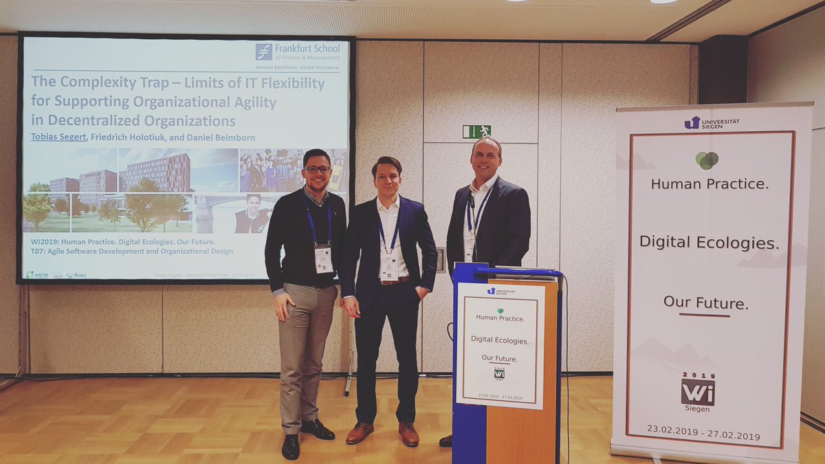 Heute haben Tobias Segert, Friedrich Holotiuk und Daniel Beimborn unseren Beitrag zu IT-Komplexität vorgestellt. Eine zu hohe Vielfalt an IT-Tools und IT-Methoden erschwert die Analyse von Veränderungen und kann daher Agilität behindern - eine IT-Komplexitätsfalle! #Processlab