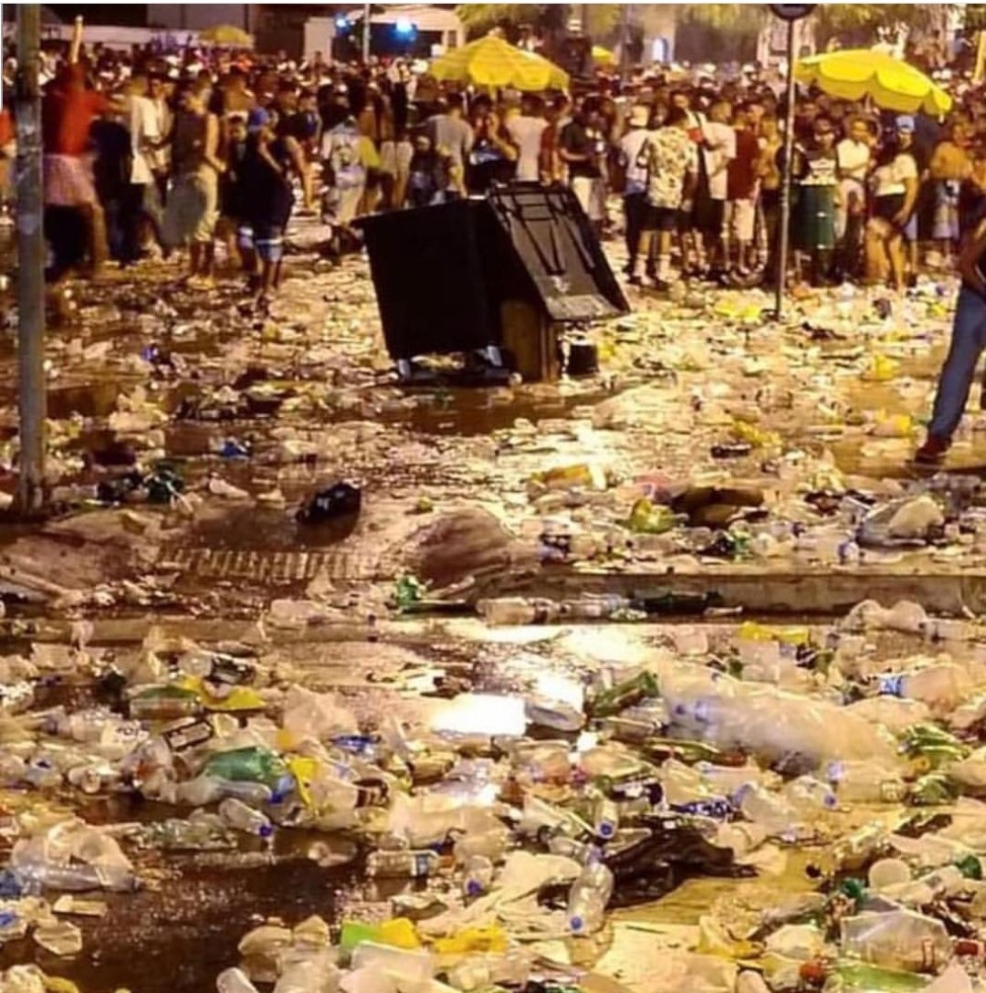 arthurmoledoval's tweet photo. Essa é a festa q te faz se sentir mais brasileiro? https://t.co/JFDD4EDTrd