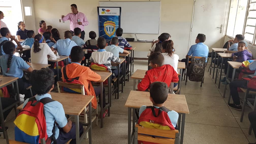 El día de hoy, el CICPC Nueva Esparta, dictó conversatorio Dale un Alto a la Violencia en la T.C. Gran Mariscal de Ayacucho del municipio Diaz, con ponencia del Detective Jefe Maykel Malave del equipo de Prevención Social. <a href="/DouglasRicoVzla/">Douglas Rico</a> <a href="/PRENSACICPC/">PRENSA CICPC</a> <a href="/CICPCPREVENCION/">PREVENCIÓN INTEGRAL DEL DELITO CICPC</a>