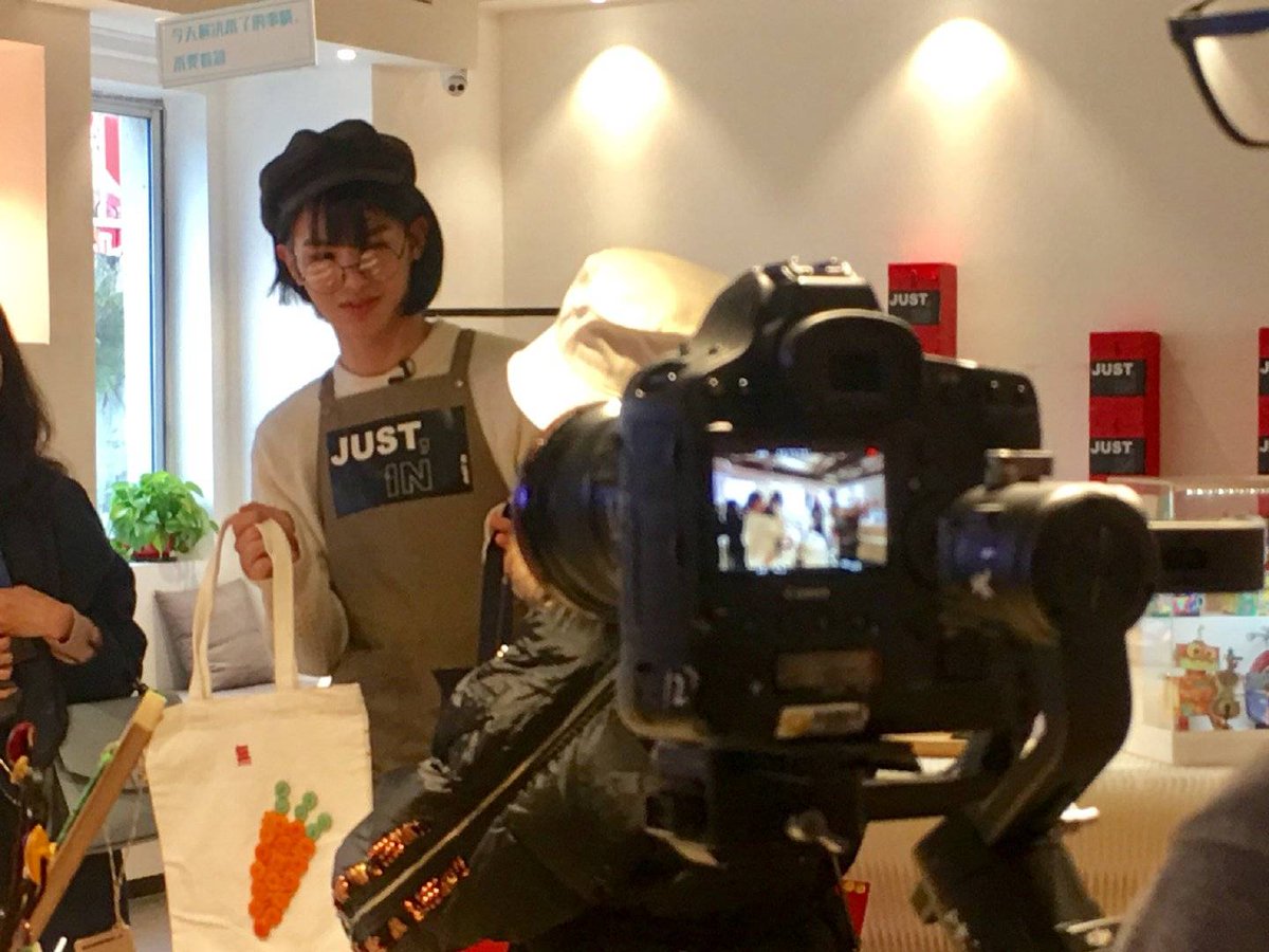 JustinaeHuang's tweet photo. I need to double look to confirm its justin lol. Cook well baby

#Justin #JustinHuang #HuangMinghao #黄明昊 #YH_NEXT #NEX7 #NinePercent https://t.co/VX3lC5sW2S
