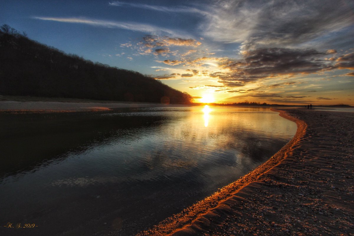 kms795's tweet photo. 🌅If life is a journey then let my soul travel and share your pain.
~Santosh Kalwar #earthandclouds #weatherphoto #sunset_wx #TopSunsets #stormhour #photoplatform #landscape #nature #ThePhotoHour #skies_in_myeyes #BestSunsetPhoto #clouds #sunset  #LongIslandNY #News12LI https://t.co/z84UhuyMBs