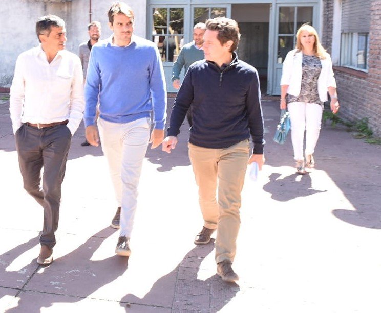 gzinny's tweet photo. Junto a Manuel Passaglia recorrimos la Técnica 2 de #SanNicolás, donde 1.100 chicos estudian electromecánica, informática, maestro mayor de obra y química. Más tarde, nos reunimos con directores de los ISFD de las regiones educativas 12 y 13. ¡Muchas gracias por recibirme! https://t.co/3I3Z0GUr2R