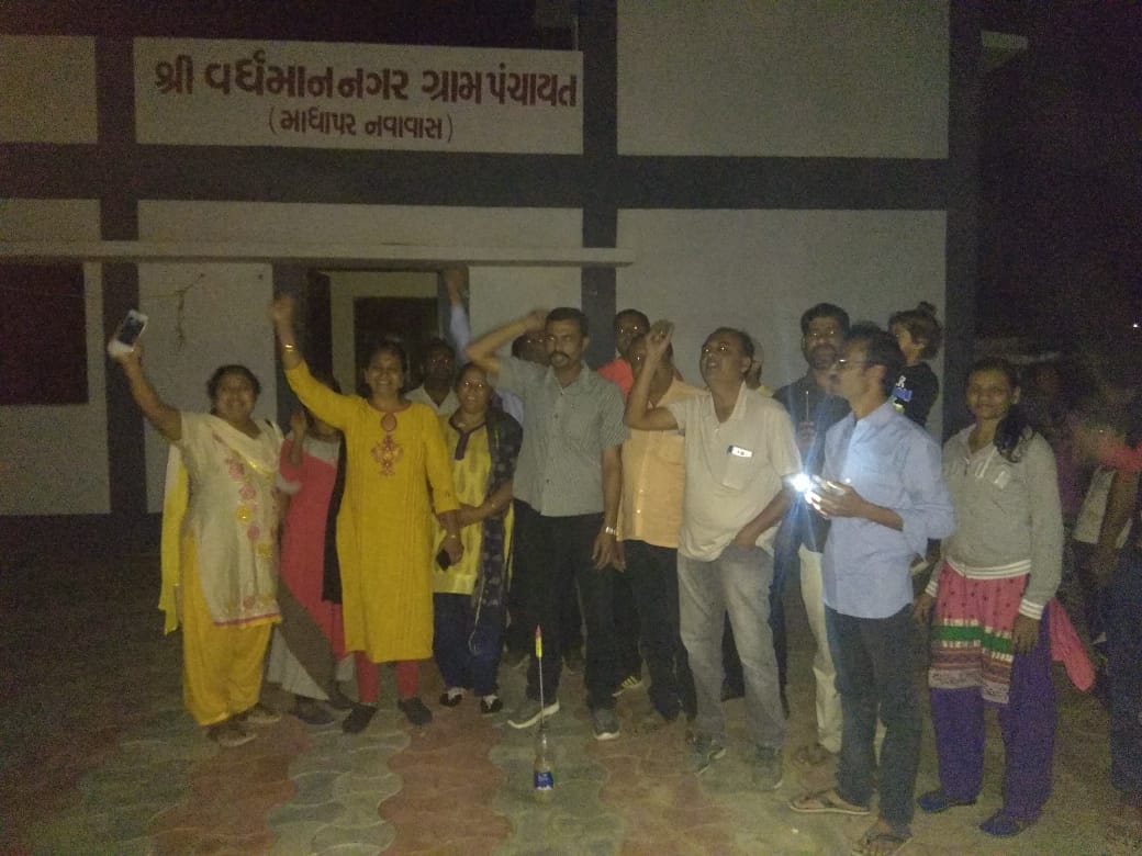 JVikamsey's tweet photo. આજે 26-02-2019 ના સમગ્ર ભારત દેશ માં કમલ દીપાવલી તરીકે ઉજવી રહ્યા છ, આપના વીર દ્વારા 200-300 આતંકી નો વધ કરવા માં આવ્યો છે ત્યારે વર્ધમાનનગર પંચાયત તથા ગ્રામ રહેવાસીઓ સાથે મળી ને દીપાવલી સમાન ફટાકડા ફોડી ને દીપ જલાવી ને ઉજવવા માં આવ્યું @narendramodi https://t.co/MtBNvkUk0c