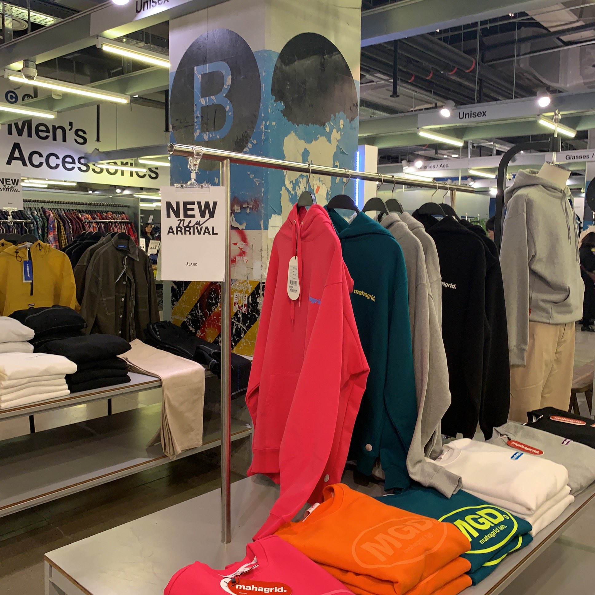 Minさん 韓国コスメとファッションの話 韓国旅行で今流行ってるカジュアルな服 や雑貨をまとめて見たいならa Landがおすすめ 前ほどの人気ではないけど 韓国通販ブランドやウェブショップが強くなってみんなオンラインで買う スウェットやカバン メガネ