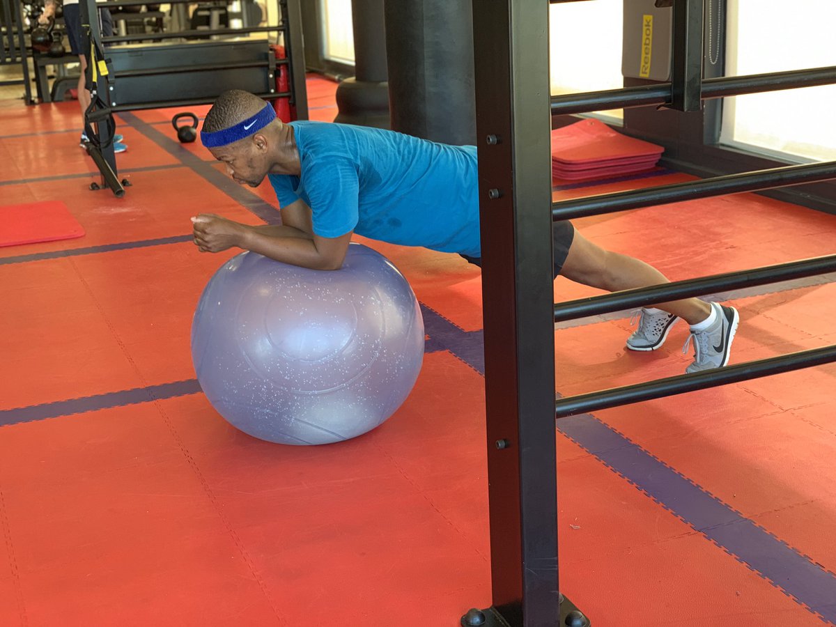 audas_vanschoor's tweet photo. Some shots on the @bosufitness π΅
.
.
The #Bosuball is on my favorite accessories in the #Gym
.
.
#TrainingTuesday from the #Gymyard
#Avsfitness #Gym #Functionaltraining #Bosuball #Lifestyle #Fitness #Fitpso #EngageYourCore #Avsfitnessteam #WeAreAvsfitness #Adidas https://t.co/Y6YU4GPeK0