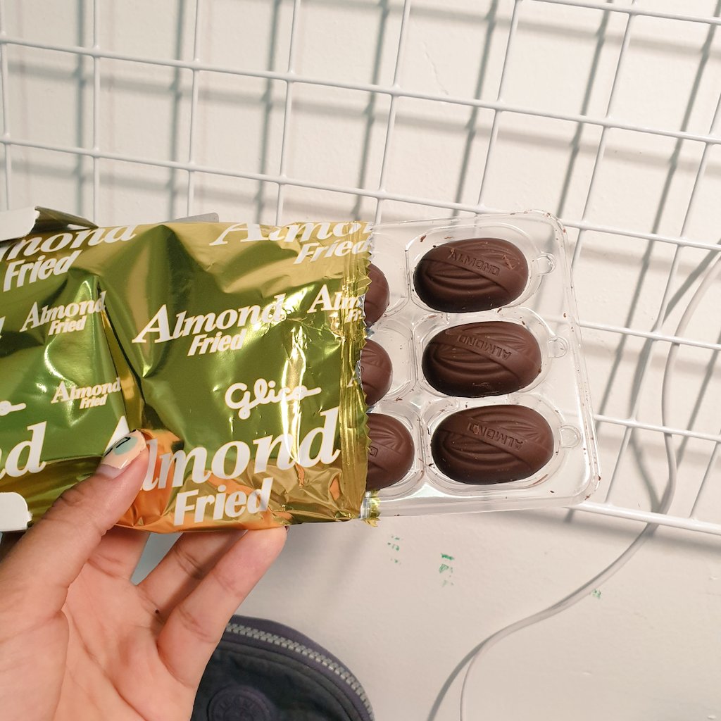 thnzxn's tweet photo. ปกติไม่ชอบกินอัลมอนด์เลย แต่เจออันนี้คือยอมม ช็อคโกแลตหวานๆ อัลมอนด์กรอบๆมันๆ แทบจะแกะกินแต่อัลมอนด์ด้านในน #รีวิวเซเว่น #ไว้รีวิวห้ามขายของโว้ยย #อร่อยไปแดก https://t.co/eX70zybcp2