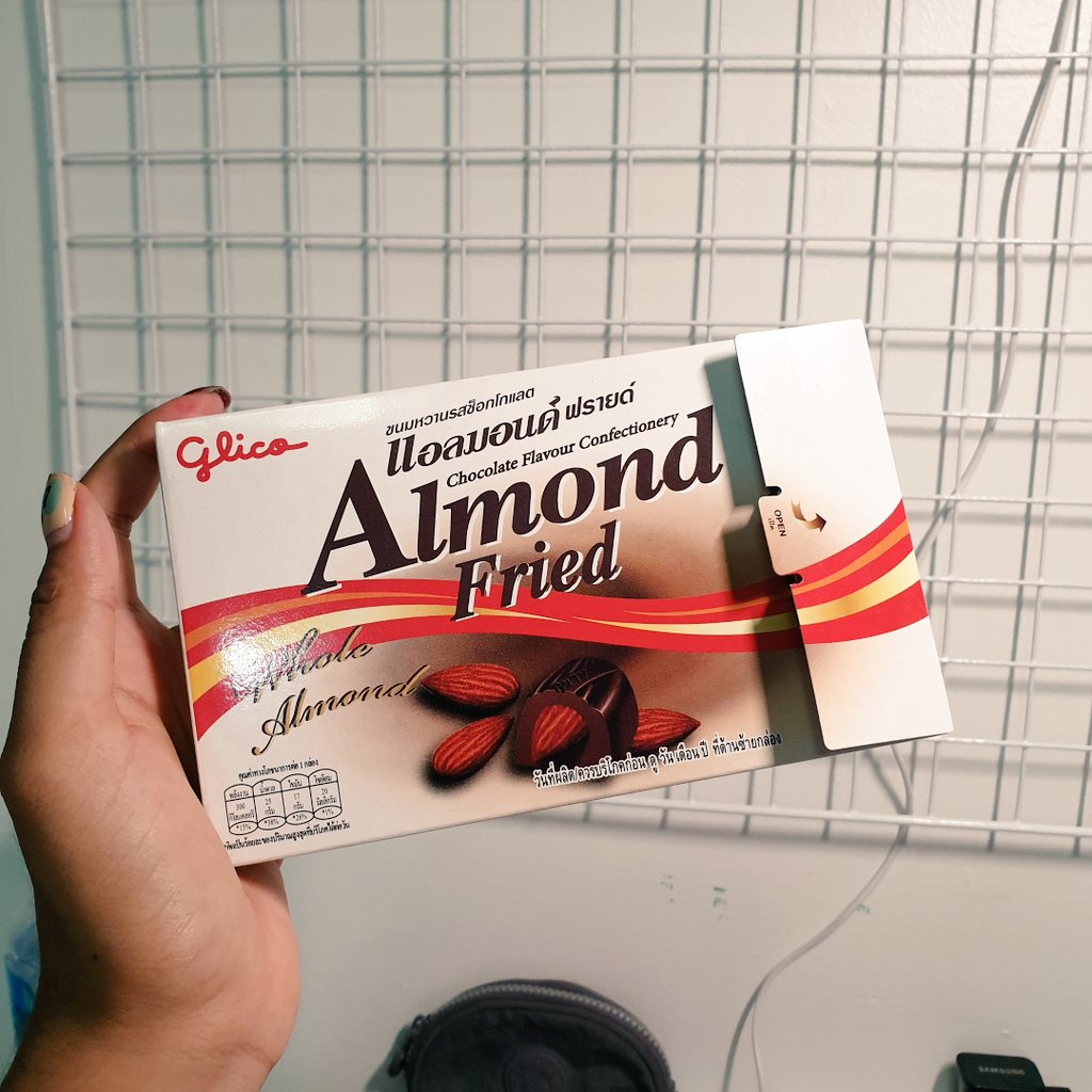 thnzxn's tweet photo. ปกติไม่ชอบกินอัลมอนด์เลย แต่เจออันนี้คือยอมม ช็อคโกแลตหวานๆ อัลมอนด์กรอบๆมันๆ แทบจะแกะกินแต่อัลมอนด์ด้านในน #รีวิวเซเว่น #ไว้รีวิวห้ามขายของโว้ยย #อร่อยไปแดก https://t.co/eX70zybcp2