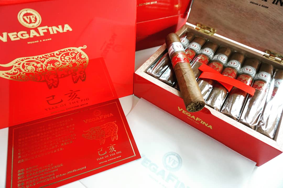 Vega Fina Year of the Pig Special Edition 2019. Das chinesische Jahr des Schweins verspricht Glück, Reichtum und Zufriedenheit. Die wunderschöne Sonderedition aus der Dominikanischen Republik dagegen vollmundigen Rauchgenuss mit leckeren Aromen. noblego.de/vega-fina-year…