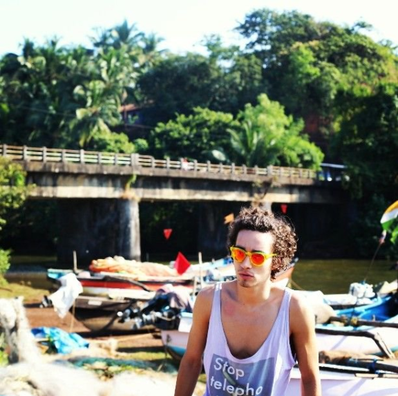 JetTrashMovie's tweet photo. We are really feeling Rob's Goa vibes in warm, sunny London today! Why not really raise the heat by watching @RobMSheehan, @itsOsy, @sofisia and @JasperPaakkonen in #JetTrash where trouble comes to sunny paradise. Available on DVD/Digital inc. Amazon Prime US/UK & parts of Europe https://t.co/xnXriwbUUC