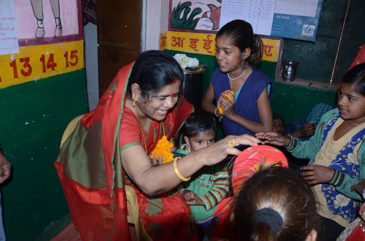 ImartiDevi's tweet photo. आज गुना के म्याना 4 एवं गणेशपुरा आँगनवाड़ी केन्द्र का निरीक्षण कर कार्यकताओं पोषण आहार वितरण में गडबड़ी नहीं होने के निर्देश दिए. बच्चों के लिए पौष्टिक आहार के सुझाव दिये|
#wcdmp
#cmmadhyapradesh
#Childdevlopment https://t.co/vqeiEbw6Kq