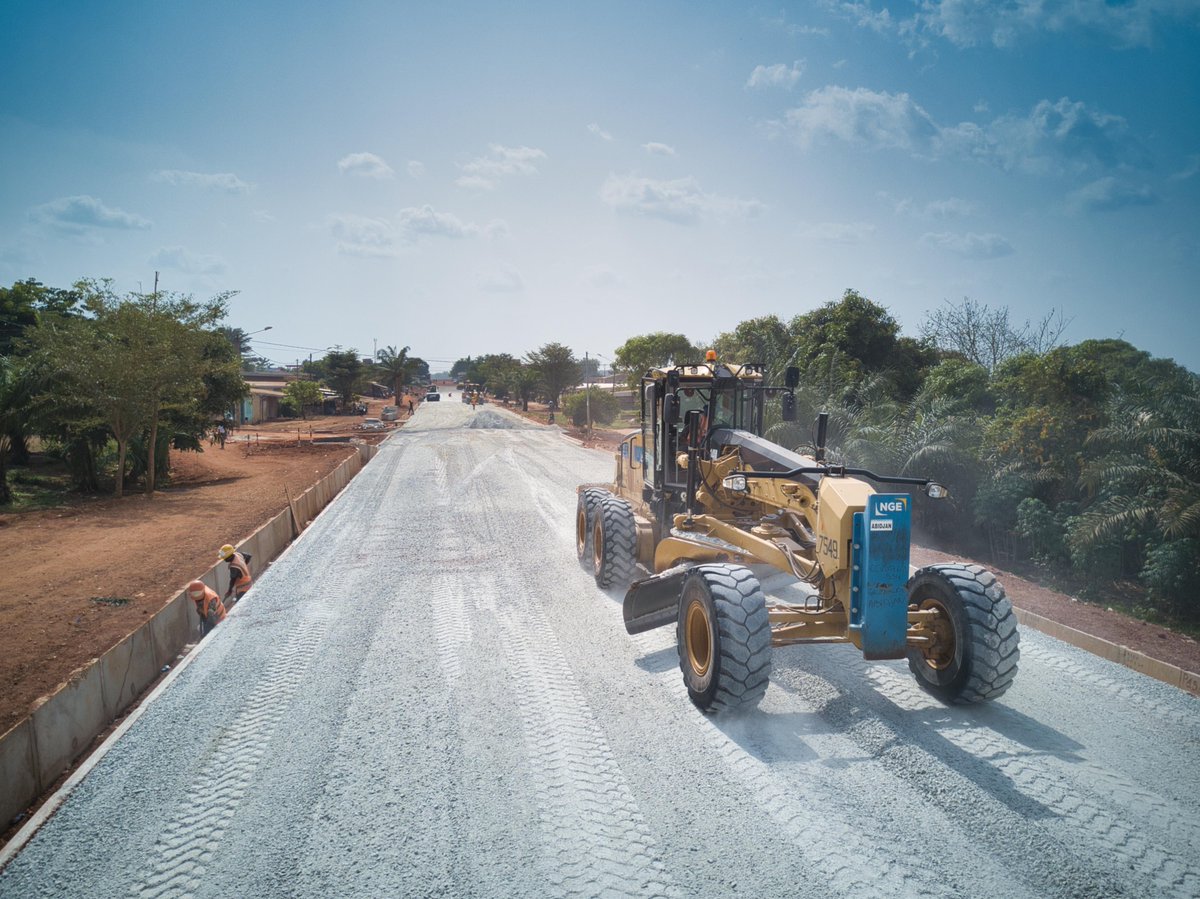 groupe_NGE's tweet photo. [Projet en cours] #NGEContracting dessine de belles perspectives avec ses équipes à Daloa en Côte d'Ivoire. Envie de partager l’aventure NGE à l'international ? Postulez : https://t.co/2qdsaI6u92 🌍 
#groupeNGE #TP #international https://t.co/ROQ0KRJt0Z