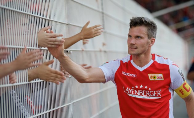 11Freunde_de's tweet image. »Ich bat damals den Verein darum meinen Umzug zu übernehmen. Daraufhin sind zwei Fans in meine Bude nach Köln gefahren, haben dort übernachtet und meine Sachen zusammengepackt.«

Michael Parensen über zehn Jahre bei @fcunion. #eisernunion

11freunde.de/interview/mich…