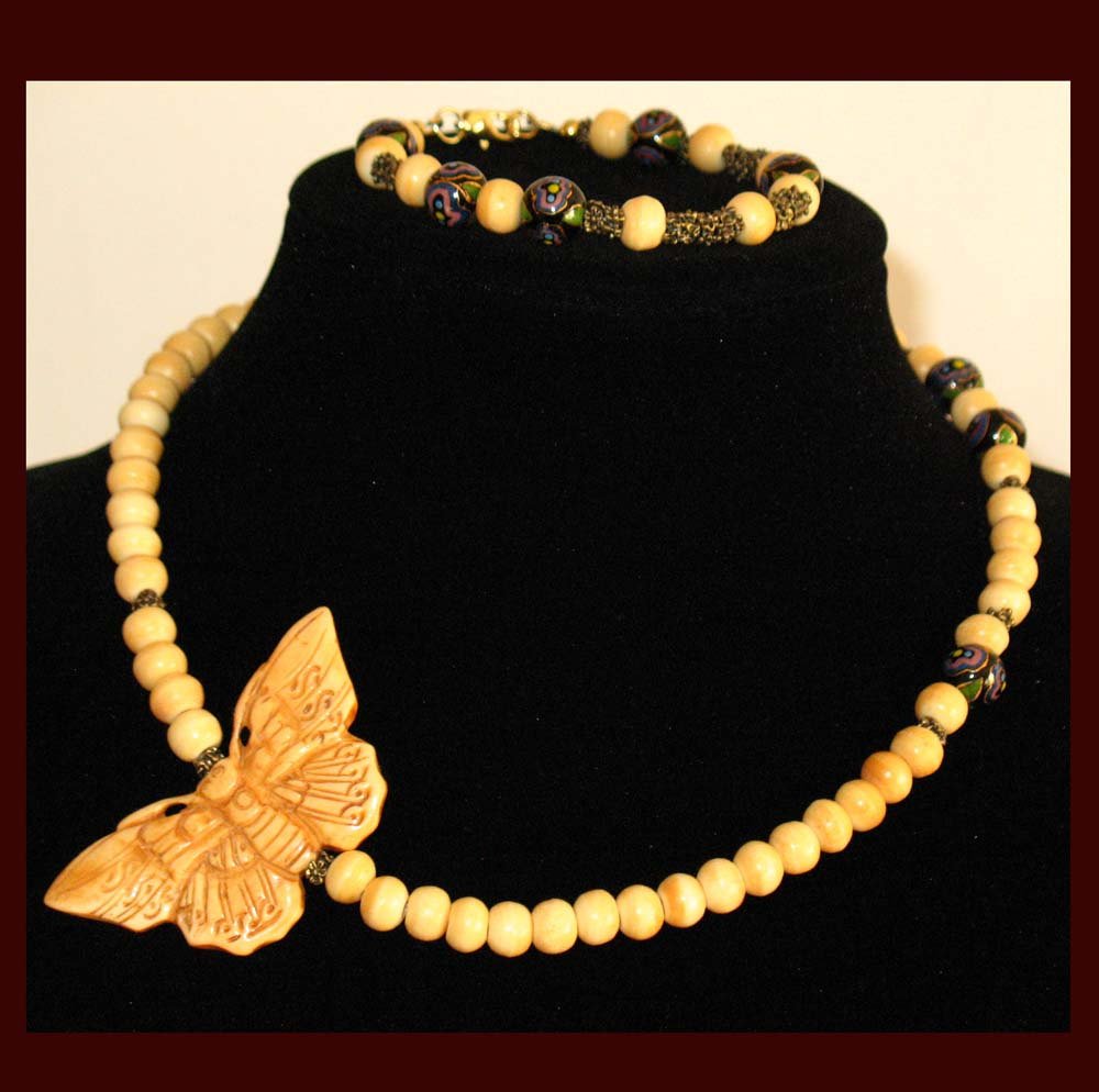 A **BEAUTIFUL** Springtime jewelry set for Ostara! 
redravenscauldron.com/shop?olsPage=p…

#woeteam #shopwithwitches #butterfly #ostara #sabbat #witch #wicca #redravenscauldron #handmadejewelry #bonebeads #bracelet #handpaintedbeads