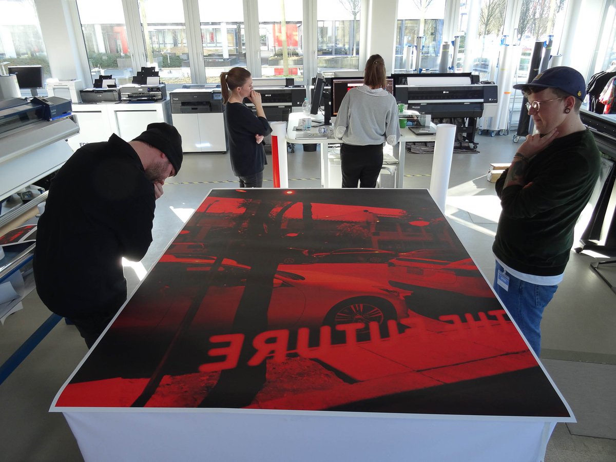 EpsonDE's tweet photo. Studierende der @hsduesseldorf haben bei uns gedruckt - für das #Photoweekend Düsseldorf. Wir sind auf jeden Fall dabei! https://t.co/s5YhmaktYi