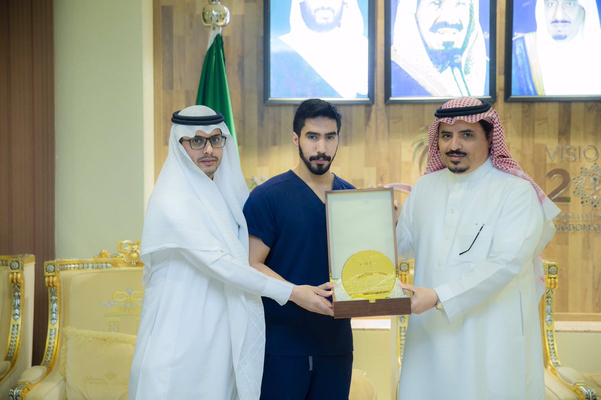 معالي مدير #جامعة_القصيم يكرم طلبة كلية طب الأسنان المشاركين في المسابقة الطلابية بمؤتمر #الإمارات الدولي لطب الأسنان "إيدك" في #دبي نظير تحقيق الكلية المركز الأول في المسابقة.  #AEEDC2019