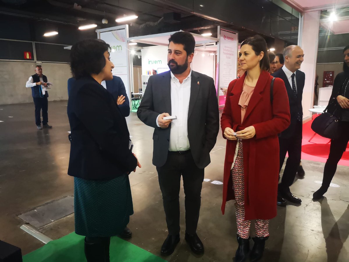 GVAinicotur's tweet photo. DG @NatxoCosta i DG @mparrarobles han visitat @feria_encaja i #MadefromPlastic que se celebren del 26 al 28 en @Feria_Valencia. Comparteixen l'objectiu d'optimitzar els processos productius i la #logística, per a la millora de la #competitivitat #empresarial @plasticv https://t.co/Ee0RHTGm5g