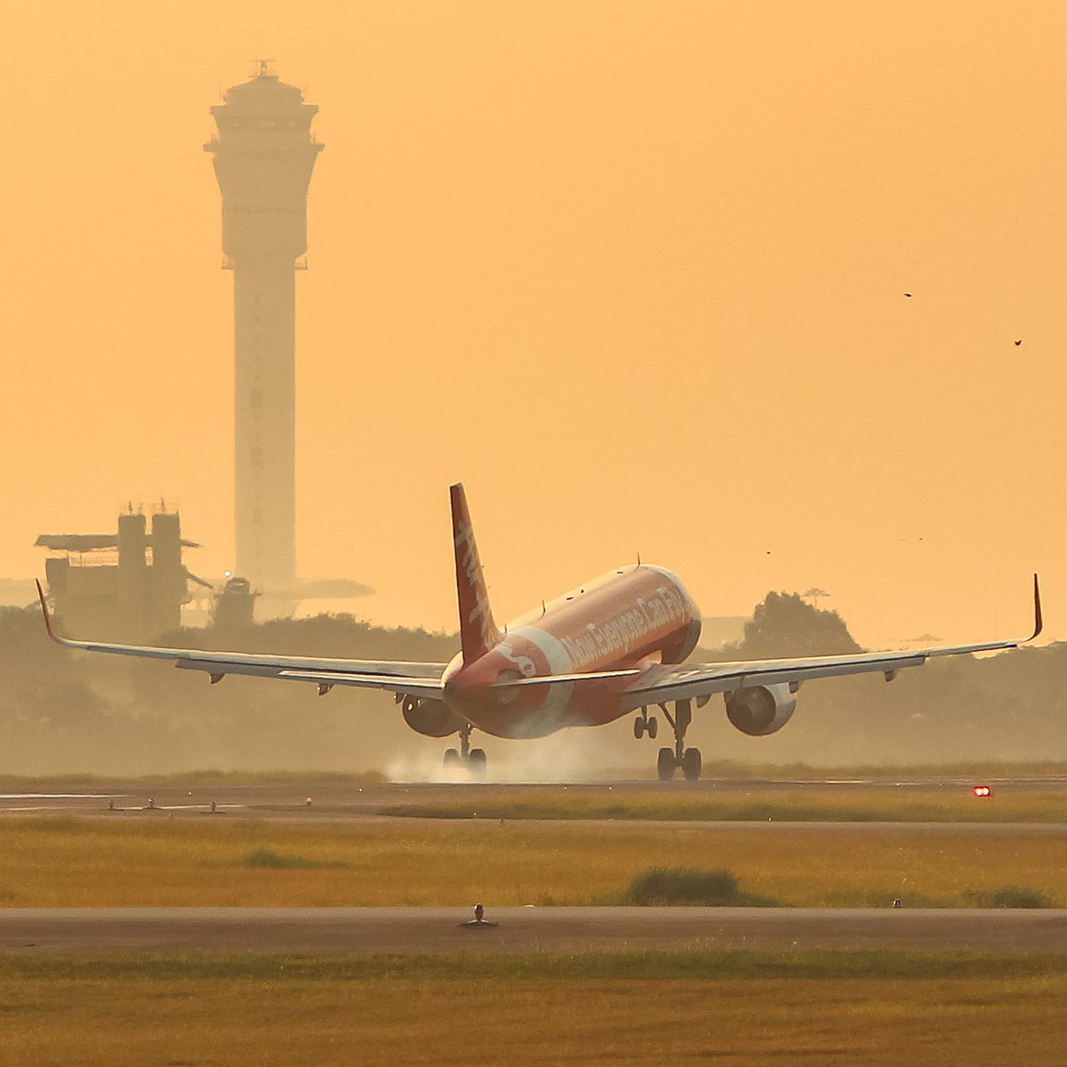 MY_Airports's tweet photo. We just love sunsets! They are always perfect in creating the right mood to end a good day. (📷 : @nwar81) 
#goodevening #AirAsia #A320 #avgeek https://t.co/KyDWMThCWw