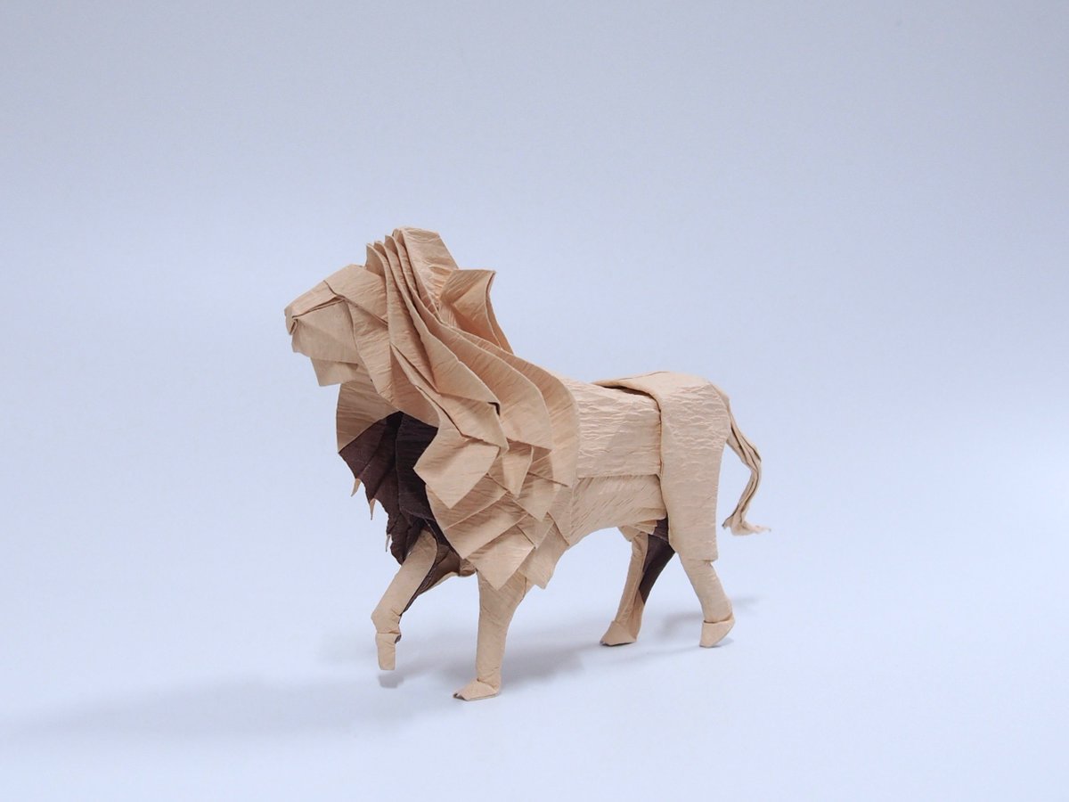 Uzivatel むーやん Na Twitteru ライオン Lion 創作者 神谷 哲史 Satoshi Kamiya 折り手 むーやん 紙 ダイソーのリバーシブルクレープペーパー 41x41cm 百獣の王 ライオン 毛並みを表現しようと試行錯誤と称し折りゴミを生産しつつ折り直すこと３回