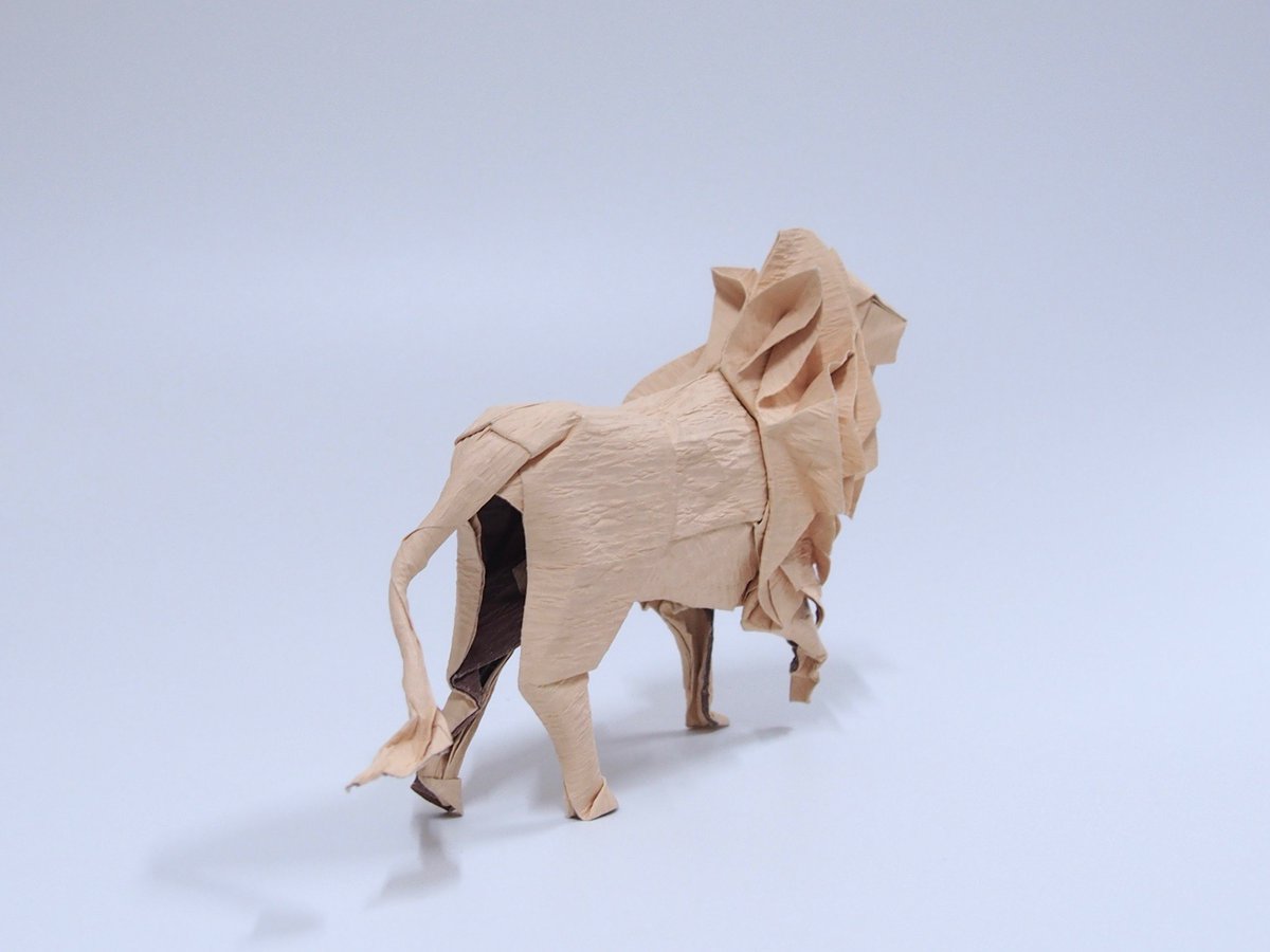 Uzivatel むーやん Na Twitteru ライオン Lion 創作者 神谷 哲史 Satoshi Kamiya 折り手 むーやん 紙 ダイソーのリバーシブルクレープペーパー 41x41cm 百獣の王 ライオン 毛並みを表現しようと試行錯誤と称し折りゴミを生産しつつ折り直すこと３回