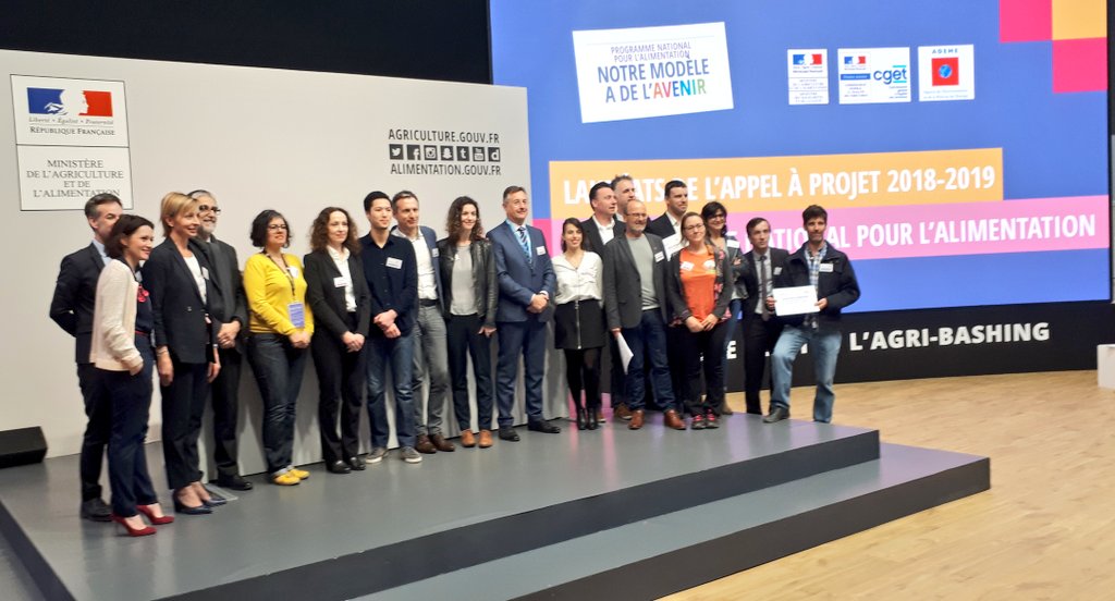 Manber1's tweet photo. Au salon de l'#agriculture, on devoile les lauréats de l'appel à projets national du PNA 2019. Bravo à Excellents excédents, lauréat en Île de France, pour son projet pour une cantine solidaire #Alimentation #SIA2019 https://t.co/lom9pTDIbQ