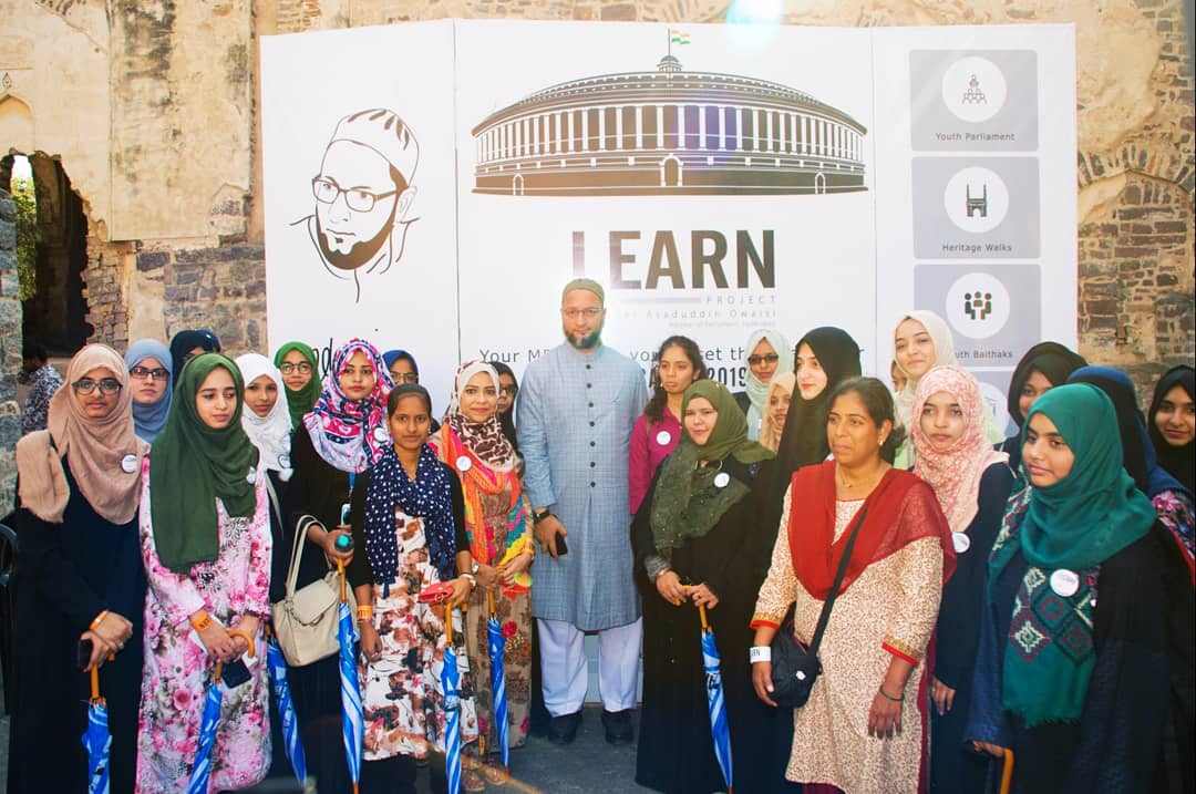 mohammedazhar0's tweet photo. Female students got an opportunity to #WalkWithAsad.
Barrister Asaduddin owaisi interacted with the #LEARNers and answered their questions on women participation, growing communal disharmony, importance of education and better representation of the marginalised in elected bodies https://t.co/XlqtaLce3S