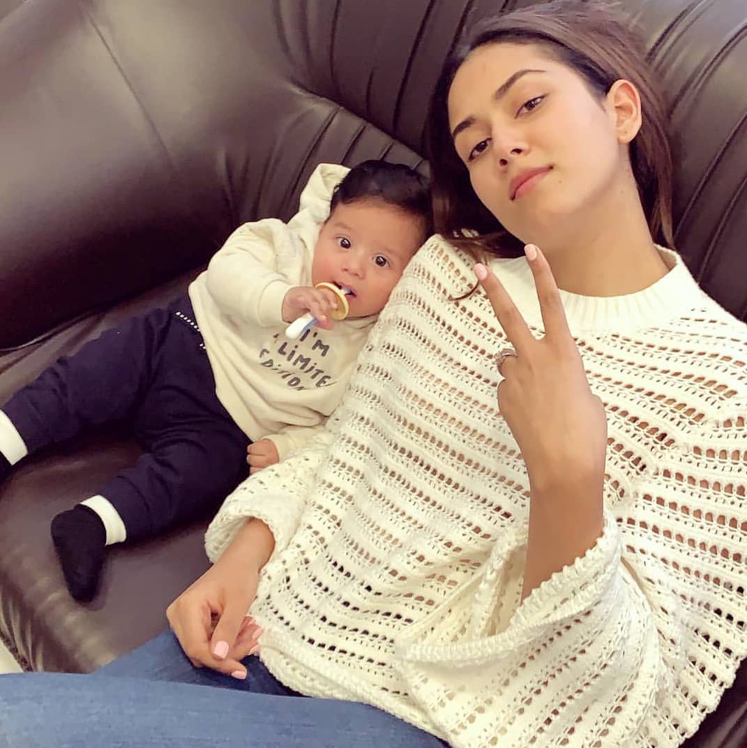 🤗😇#CutenessOverload 🤗😇

#MiraRajputKapoor Poses With Cute Little Son #ZainKapoor