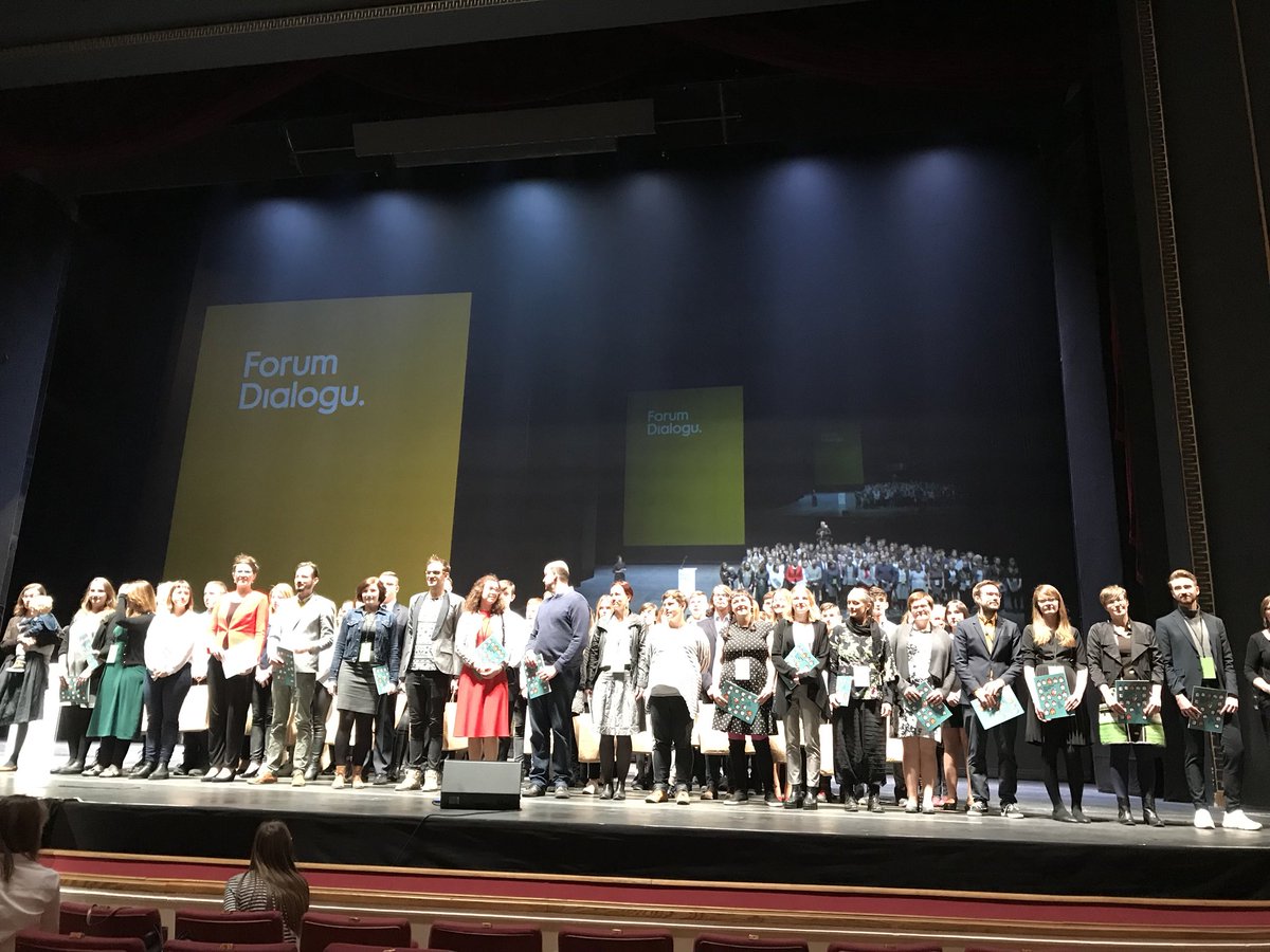 JustynaGlusman's tweet photo. Podczas Gali #ForumDialogu prezydent @trzaskowski_ mówił o Polsce otwartej, tolerancyjnej, dumnej z tradycji i szanującej swoje dziedzictwo żydowskie. Wspaniale zobaczyć, ilu młodych ludzi realizuje tę misję w swoich małych ojczyznach 👏👏👏 https://t.co/9Citef9Hbz