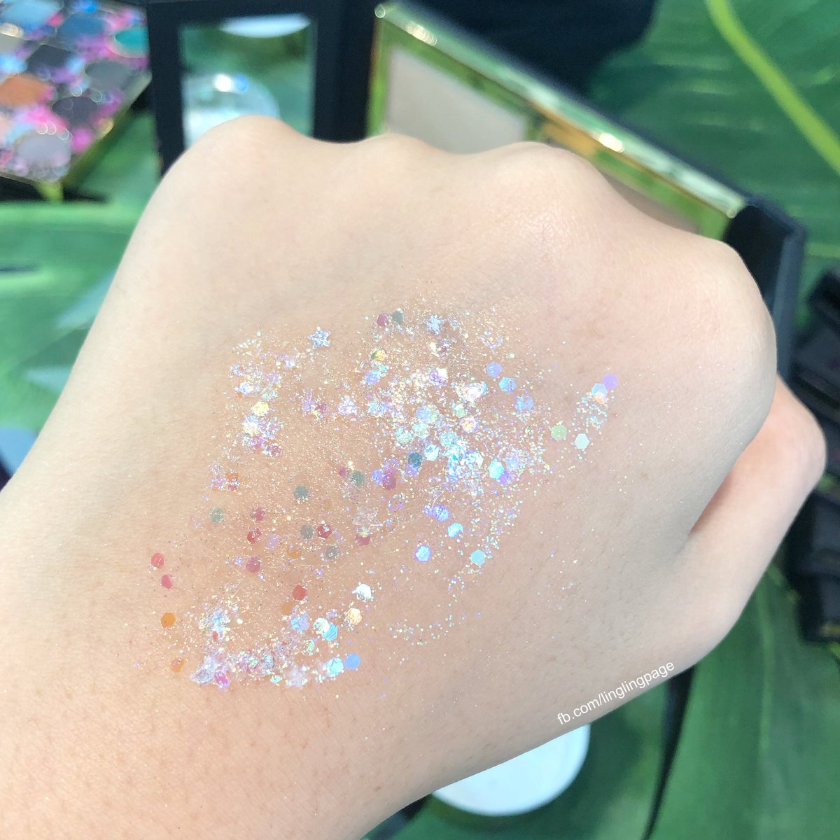 ling_wrsc's tweet photo. Tarte Treasure Pot Glitter Gel น่ารักมากกก เป็นวิ้งๆหลายแบบมีทั้งดาว พระจันทร์เสี้ยว หกเหลี่ยมอะไรงี้ 🦄🌈 https://t.co/5r0Sw0Q8hx