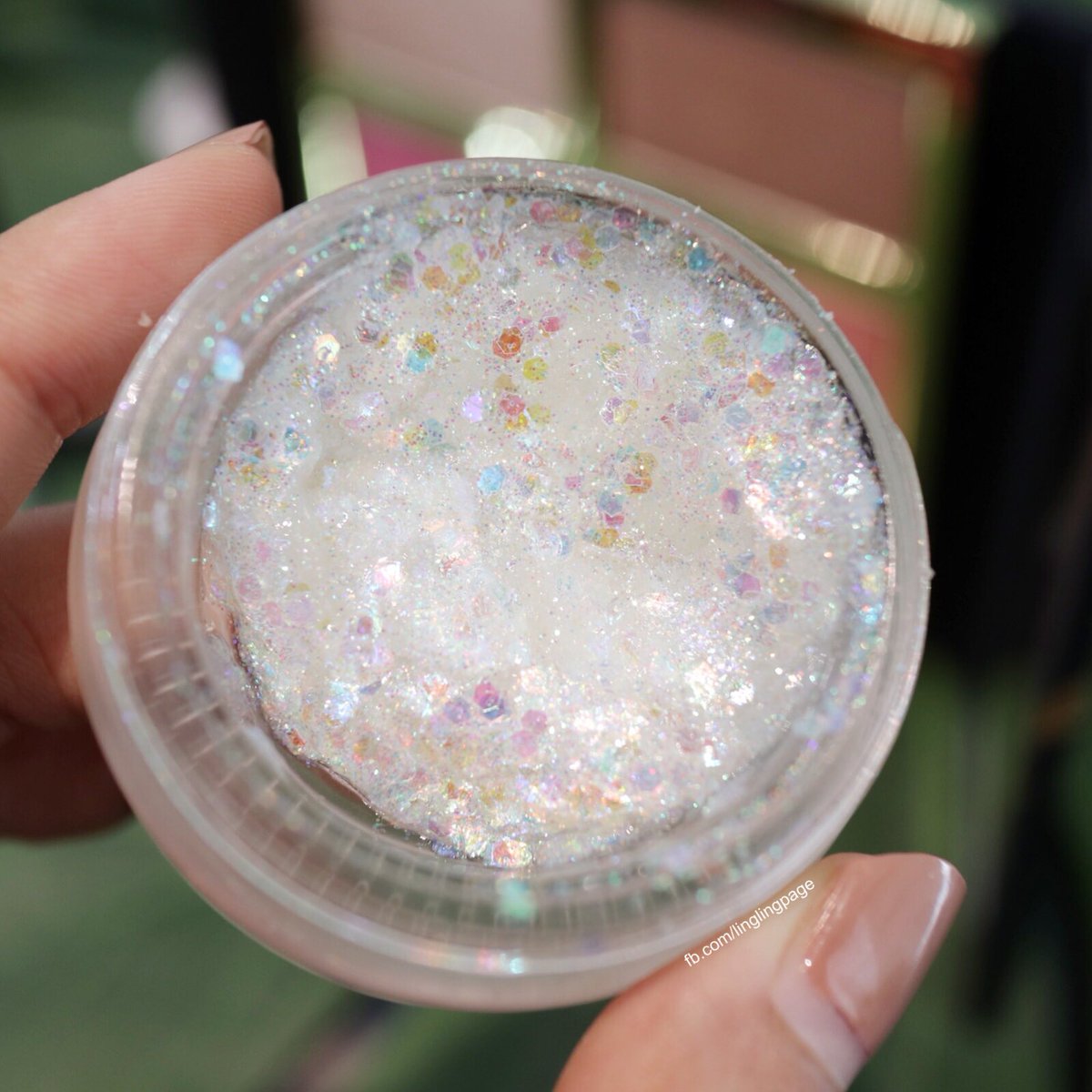 ling_wrsc's tweet photo. Tarte Treasure Pot Glitter Gel น่ารักมากกก เป็นวิ้งๆหลายแบบมีทั้งดาว พระจันทร์เสี้ยว หกเหลี่ยมอะไรงี้ 🦄🌈 https://t.co/5r0Sw0Q8hx