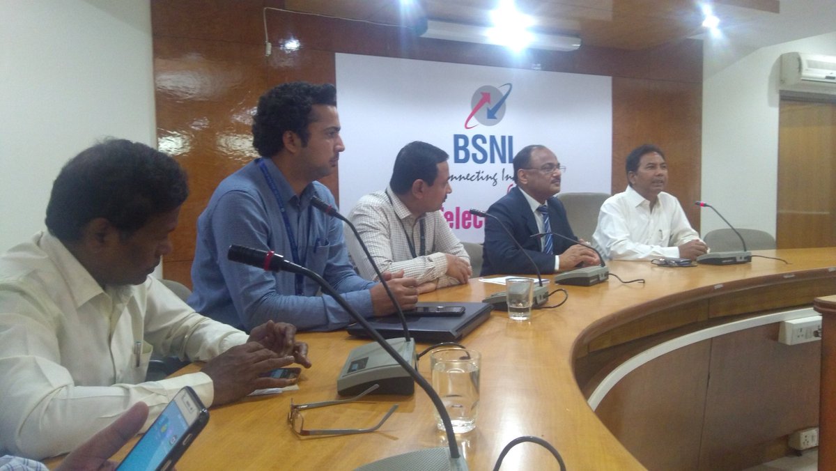 SmitaDarshetkar's tweet photo. SBI Conducted informative session @Goa Bsnl, SBI our corporate customer congratulated &amp; appreciated  PGMT &amp; Goa bsnl team for Network connectivity @CMDBSNL @cgm_mh_bsnl @pgm_goa_bsnl @pamicool_74 @sb_akiwat @shamsun04567546 @dgmgoa1 @neerja_tiwari @dvredkar27 @SaraswatiHebbar https://t.co/RxtZVecfwT