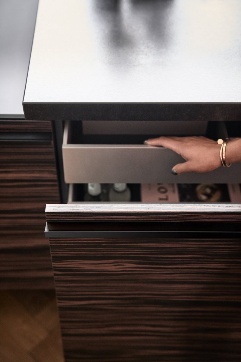 We fit our runners beneath the #drawers, where they don’t take up any space. Remaining invisible and ensuring a smooth and almost silent opening and closing. Nothing disturbs your personal arrangement sensually or visually.
#Poggenpohl