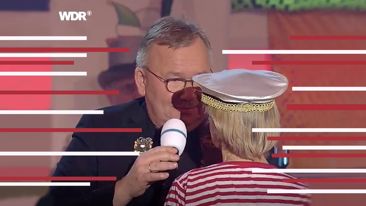 JoKe_r95's tweet photo. Ehemann: Ich wette du traust dich nicht auf die Bühne zu gehen um richtig miese Laune zu verbreiten.

Frau (hier Doppelnamen einfügen):
Hold my Kölsch!
#steltergate https://t.co/qptHsNcrOV