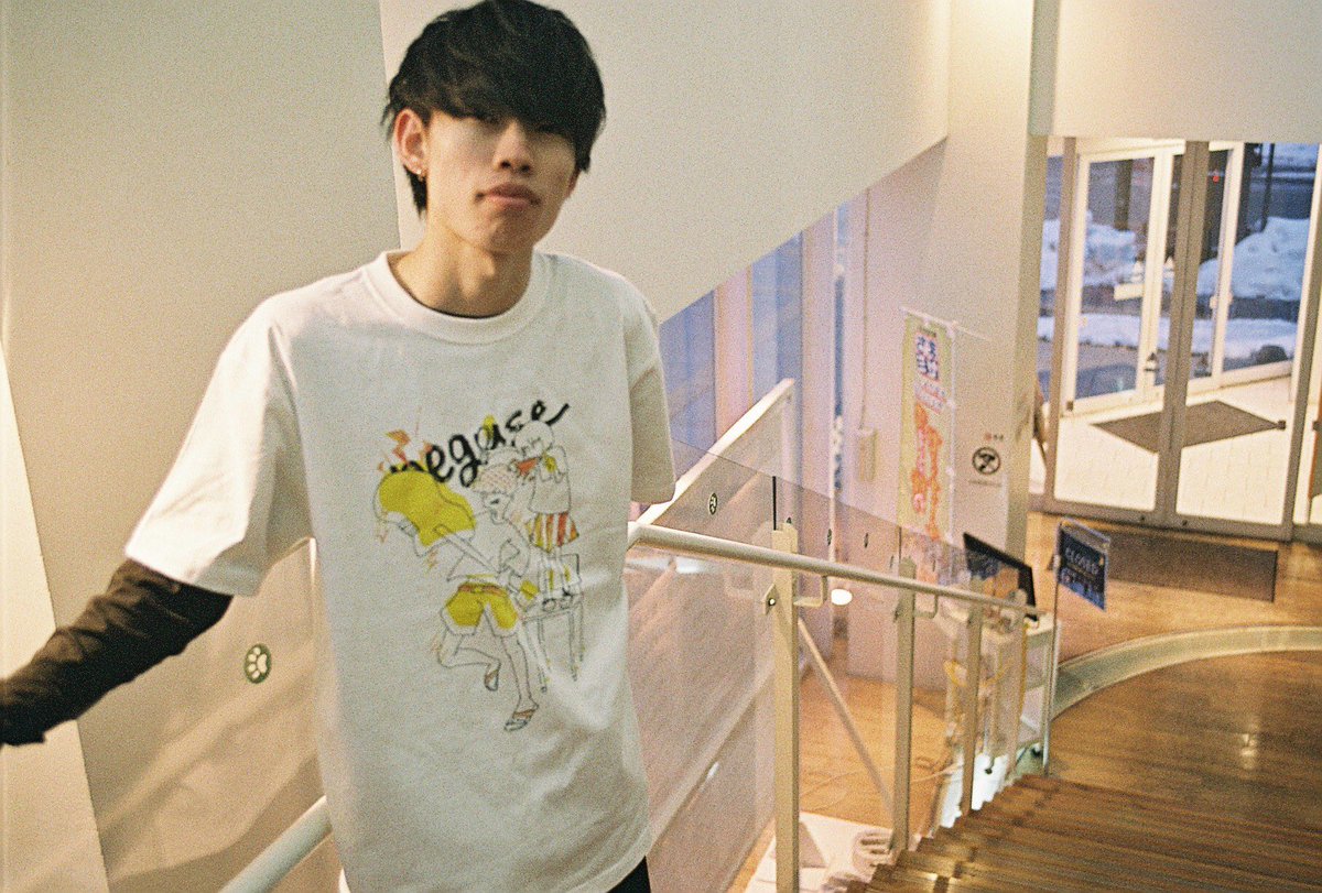 neguse_band's tweet photo. 【🎉グッズ販売決定🎉】

ゆるポップTシャツ🌸   ￥1500
(Lサイズのみ)
画伯ロゴステッカー💇‍♀️   ￥100
(2枚1組)

開場時から販売致します！早い者勝ち🏃🏃💨💨💨 https://t.co/f8yjnvB2QL