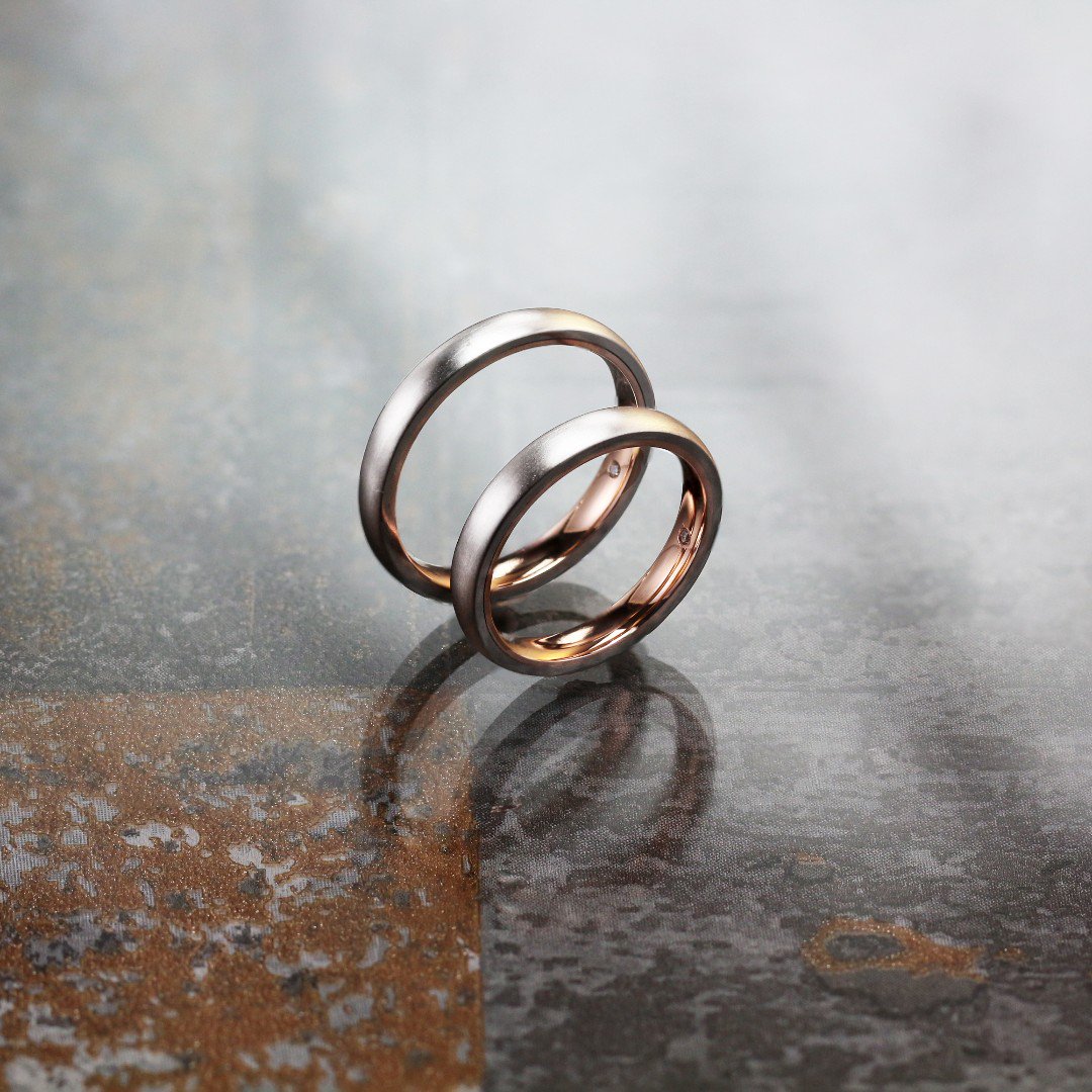 Neil_Rayment's tweet photo. "Thin Red Line" - We love our exclusive handmade platinum and rose gold lined wedding rings. As always, our extra little touch, can you see the diamonds? 

#UniqueWeddingBands #RoseGold #Platinum #NeilRayment #HandMade #MadeInUK #WeddingBands #WeddingRings https://t.co/GRBTIkKwn0