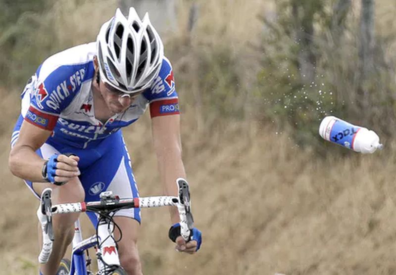 Fuertes sanciones de la UCI para quienes tiren bidones o basura en carretera, ¿el inicio de un cambio? Más en: esmtb.com/fuertes-sancio…