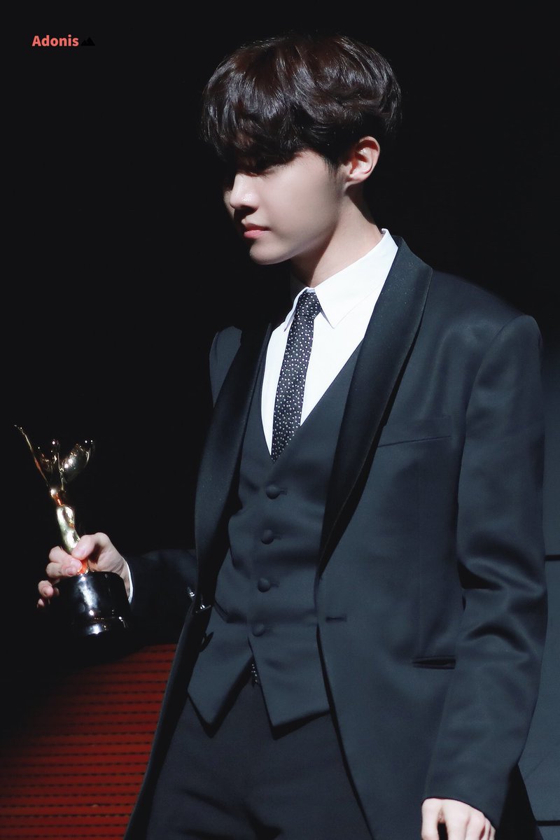ohopeing's tweet photo. 3년 전                              3년 후
시상자                          콘서트최초 대상 가수 https://t.co/iyXFJONjvm