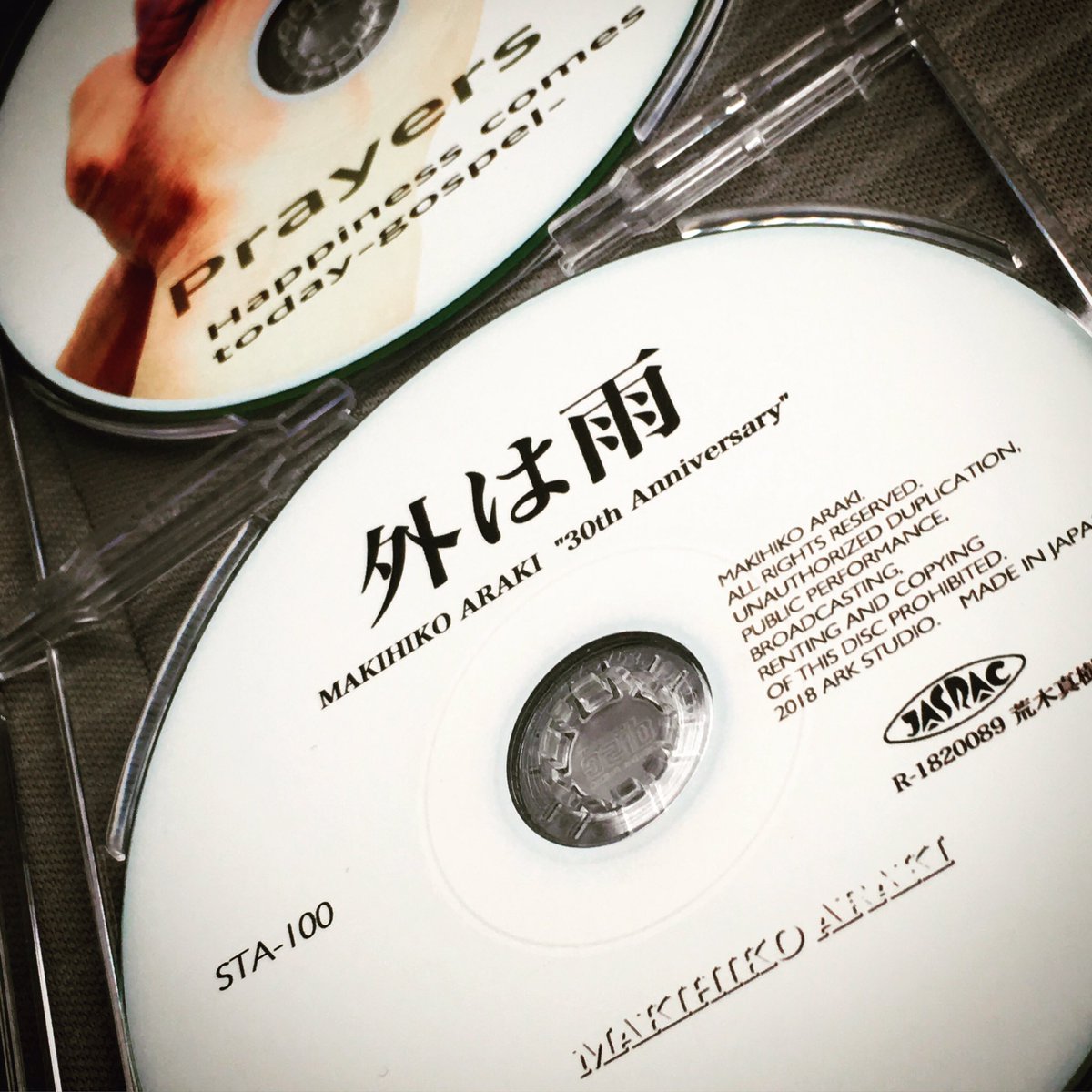 manbo24426599's tweet photo. 「外は雨」。ネットもストリーミング配信もしていない名曲。このCDは今のところライブ会場でしか購入出来ない。そしてきっと荒木真樹彦サインもしてくれるかも♬☔️
👉#荒木真樹彦ワンマンライブ
#荒木真樹彦 #アラキマキヒコ #makihikoaraki #外は雨 #prayers #リピート #ドライブ #名曲 #SHOPMAXCOM https://t.co/X2KWIAmD2F