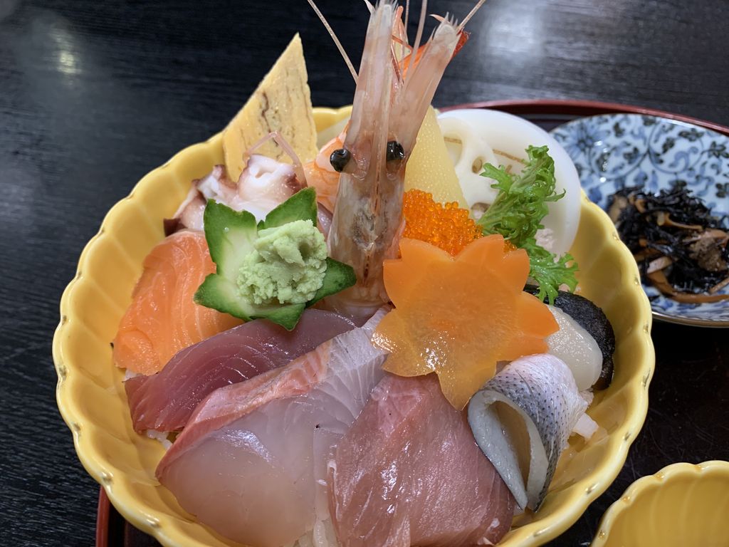 Food is beautiful! #Japan #sushi #chirashi #chirashirice #oishi #foodinjapan #food #japanesefood #foodies #foodporn #presentation  #foodisbeautiful #foodpresentation #beautifulandtasty #instafood #foodtours #digitalnomads #cokoguri