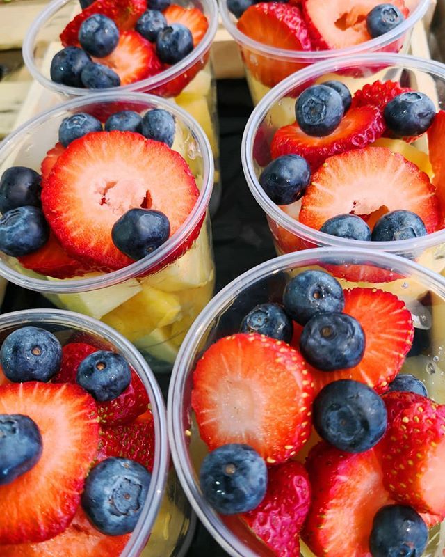 LaServiTeca's tweet photo. I avui de qué el vols? Tallem la fruita que més et vingui de gust al moment.🍓🍍🍇🥝🍎
.
#avuidequeelvols #somteca #tecabona #serviteca #productefresc #pinyamaduixesinabius #enscuidem #healthyfood #quebotot https://t.co/Ly6yqWBMji https://t.co/wSDNYCqBTj