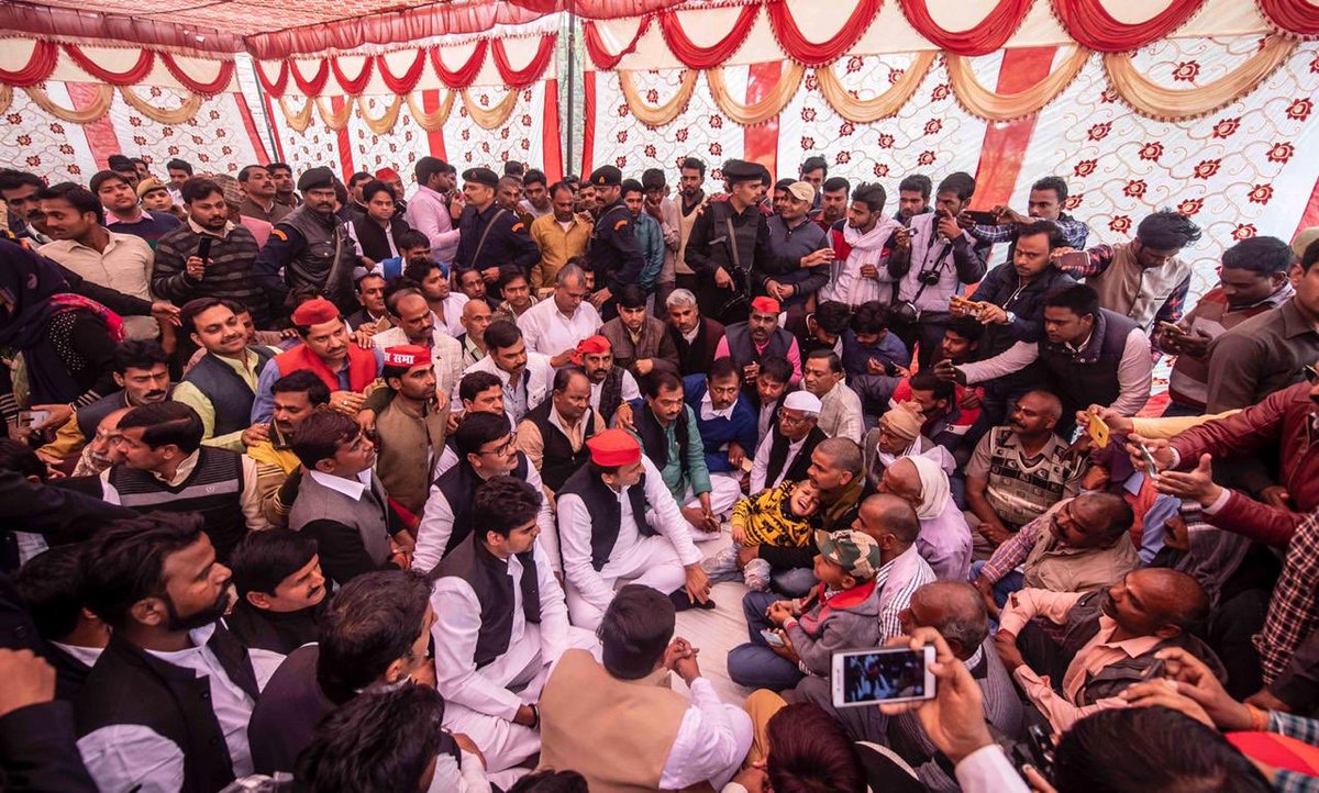 yadavakhilesh's tweet photo. मैनपुरी में पुलवामा के अमर शहीद की शहादत को नमन.

शहीद के परिजनों के साथ संवेदना के पल. https://t.co/o1iffFgfOD