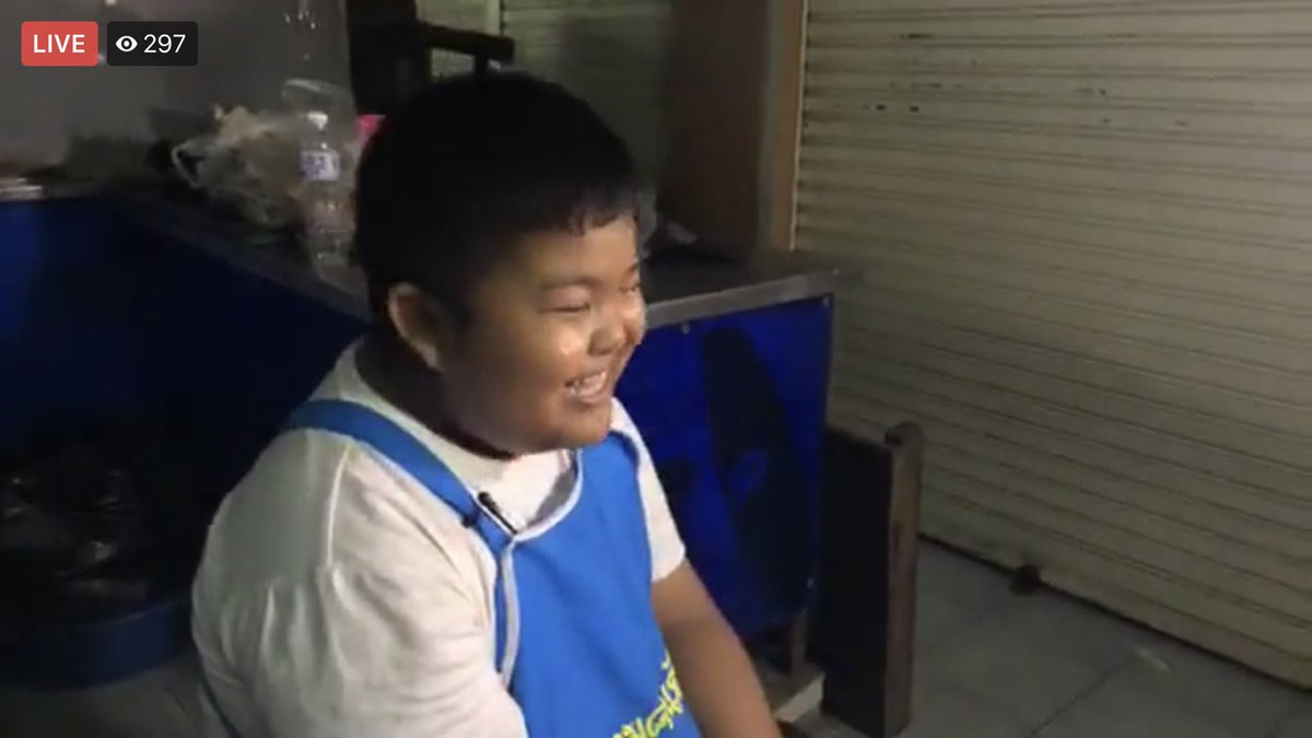 Weerid_ThaiPBS's tweet photo. ยิ้มไม่หุบ! 

น้องกิจ วัย 14 ปี พ่อค้าขายโตเกียวท่าน้ำปากเกร็ด ยอมรับ ทำโตเกียวไม่ทัน เพราะวันนี้คนเยอะ ขอบคุณทุกคนที่มาอุดหนุน พร้อมบอกความฝัน จะเก็บเงินให้เยอะจะได้ไปซื้อบ้านอยู่ เพราะตอนนี้เช่าบ้านคนอื่นอาศัยอยู่

#กิจโตเกียว #ท่าน้ำปากเกร็ https://t.co/dBhdTRxLDD