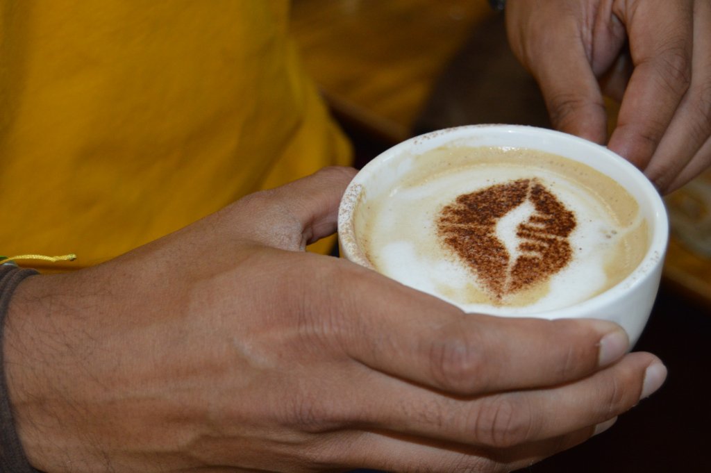 The first taste is with our eyes; Latte Art iburucoffee.wordpress.com/2019/02/26/the…