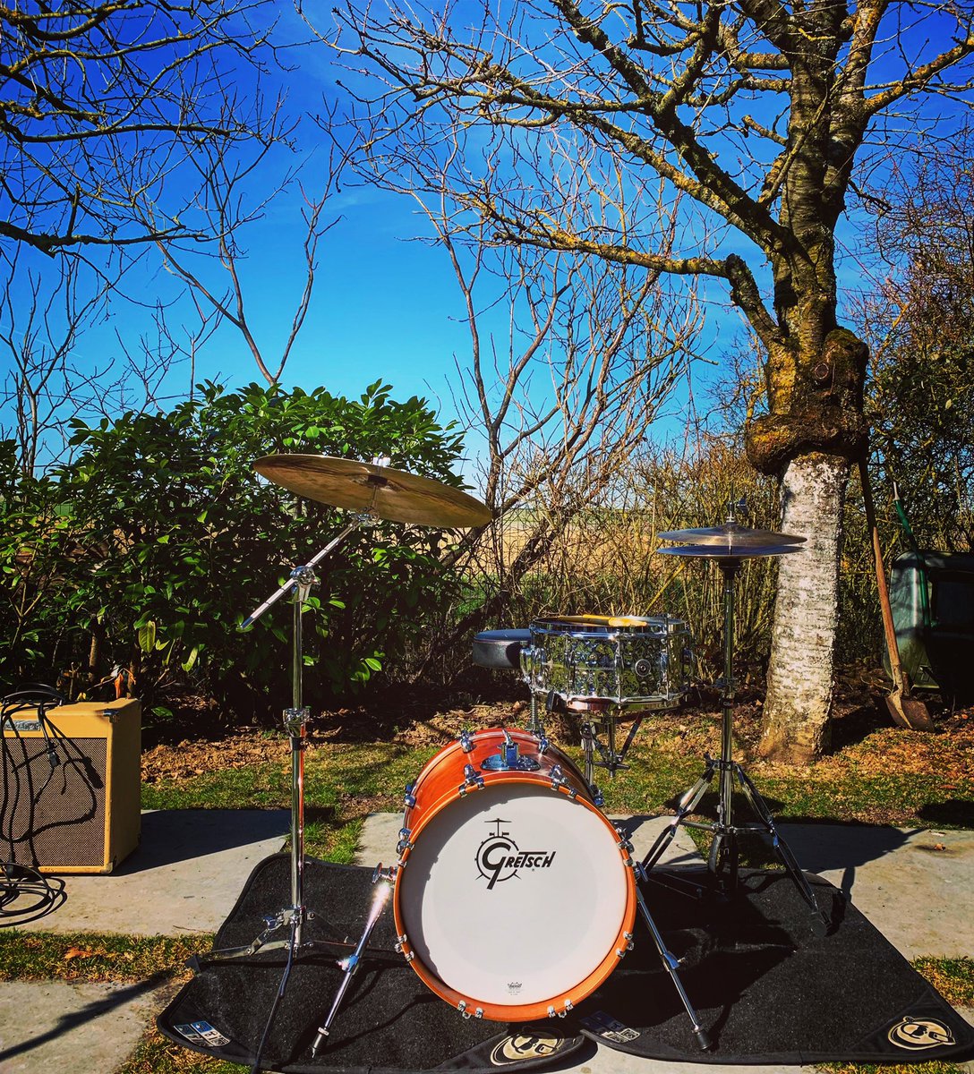 DavyHonnet's tweet photo. Sunny Kit ! 🌞 @gretsch @gretschdrums @SABIAN_Cymbals @promarksticks @EvansDrumheads #campagne #sun https://t.co/dwqTACwx43