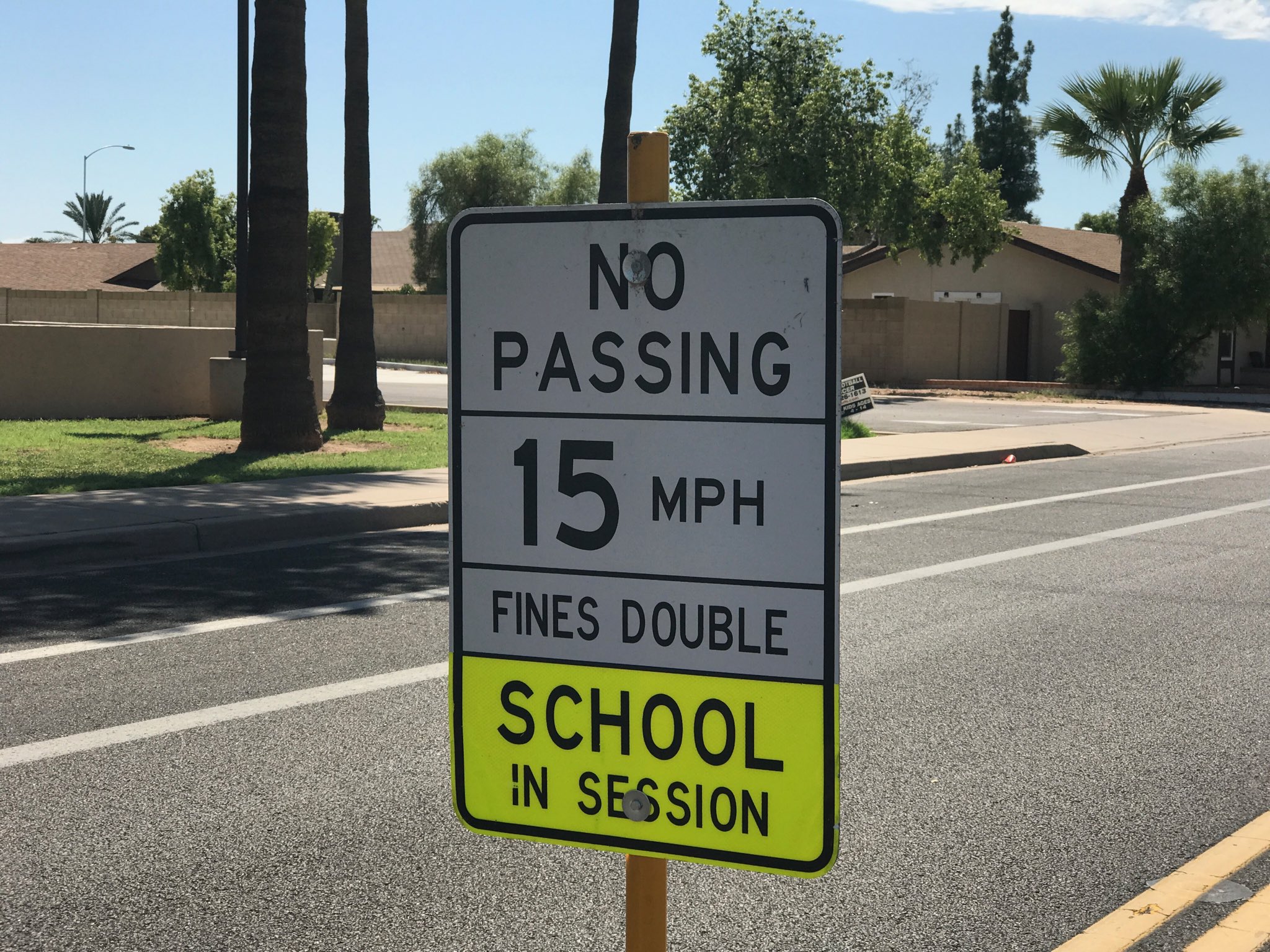 Keiniwa Twitterren アメリカだとスクールゾーンというか 小学校や中学校の周辺は速度制限が厳しく 周辺住民はかっちり守る 制限が15mph 24km H なら そこまで必ず落とす 路面にハンプがあることも多い これに比べると日本の通学路は 無法地帯 T Co